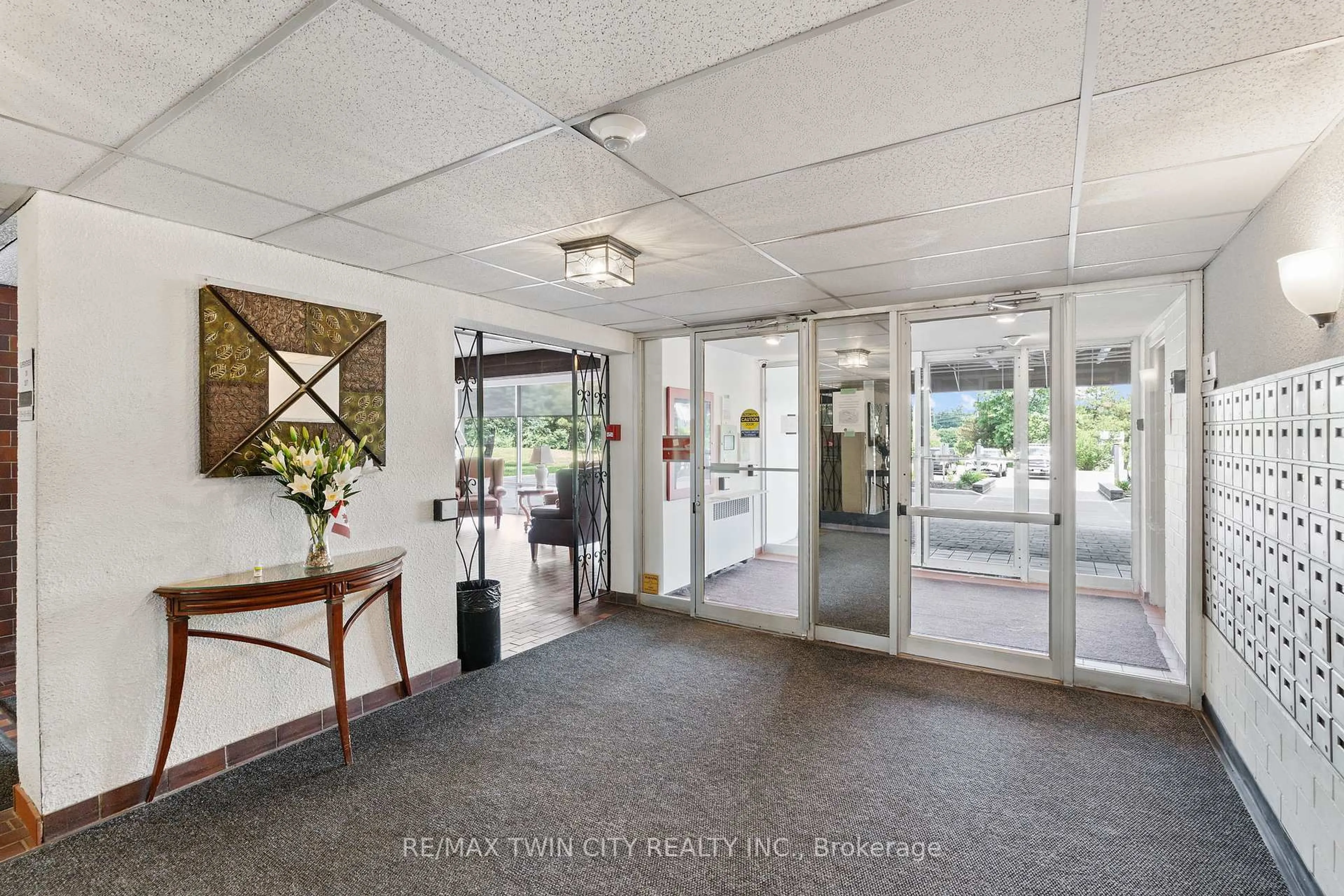 Indoor foyer for 225 HARVARD Place Ave #611, Waterloo Ontario N2J 4H4