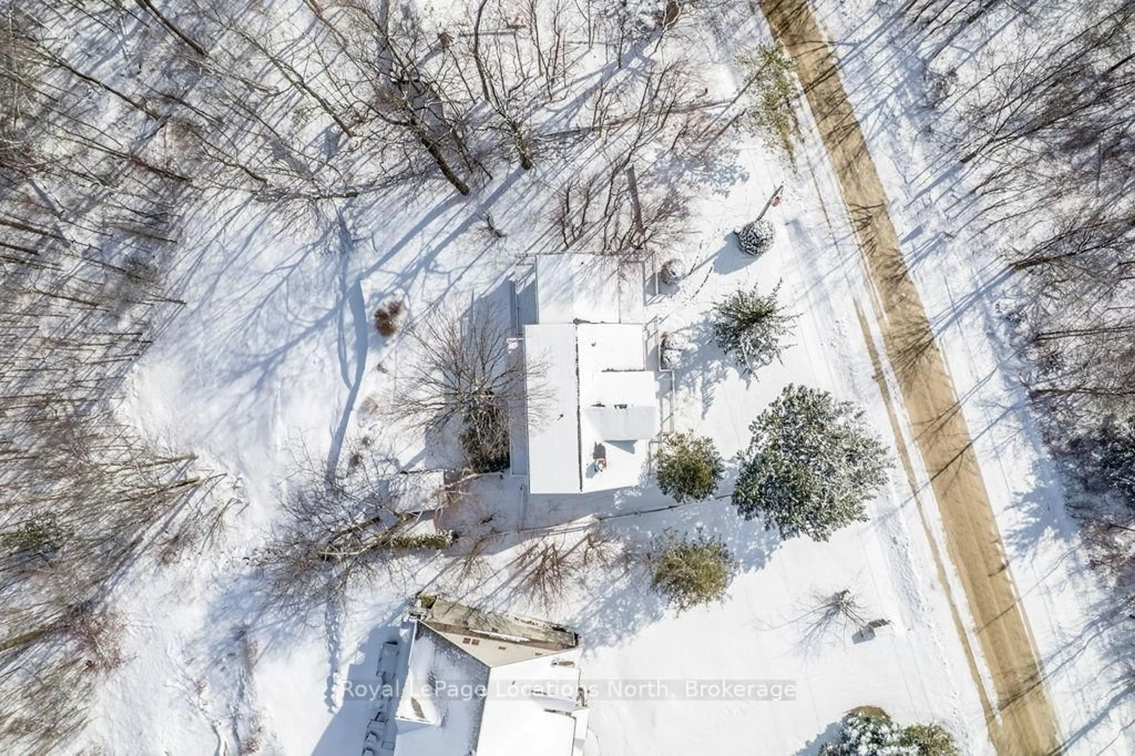 A pic from outside/outdoor area/front of a property/back of a property/a pic from drone, street for 192 Hidden Lake Rd, Blue Mountains Ontario L9Y 0T6