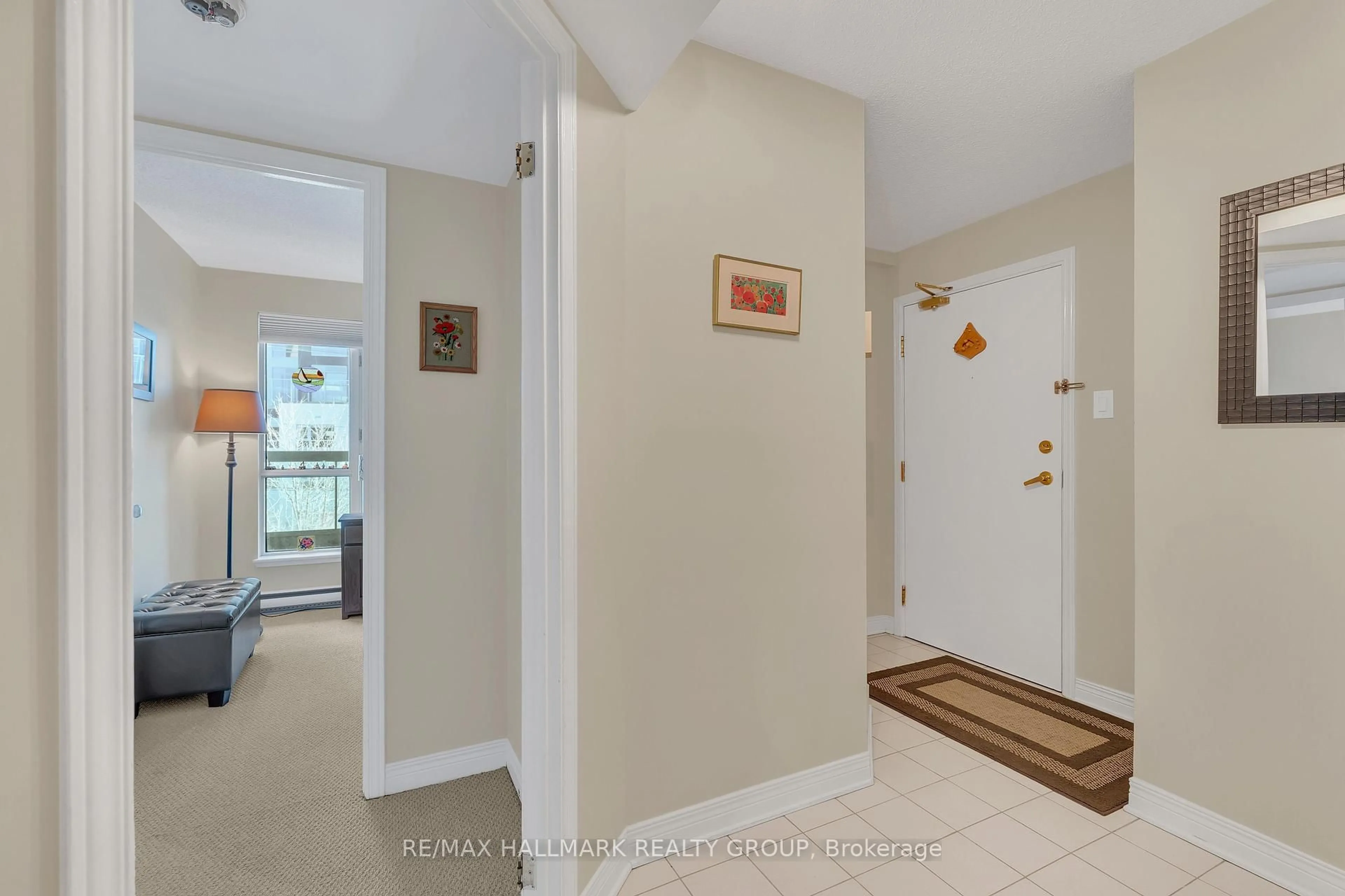 Indoor entryway for 550 Cambridge St #307, Ottawa Ontario K1S 5N3