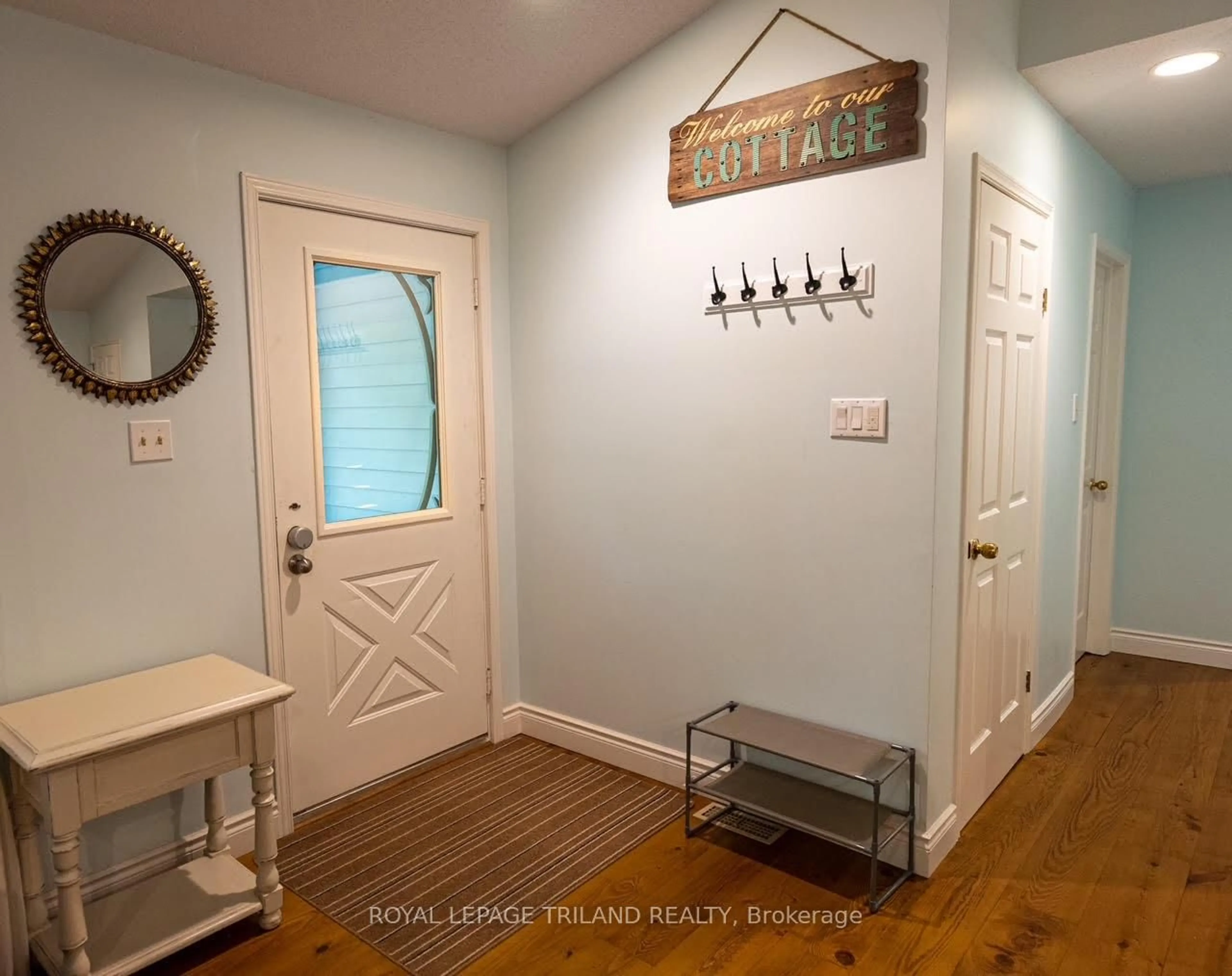 Indoor entryway for 10262 Oakburn Crt, Lambton Shores Ontario N0M 1T0