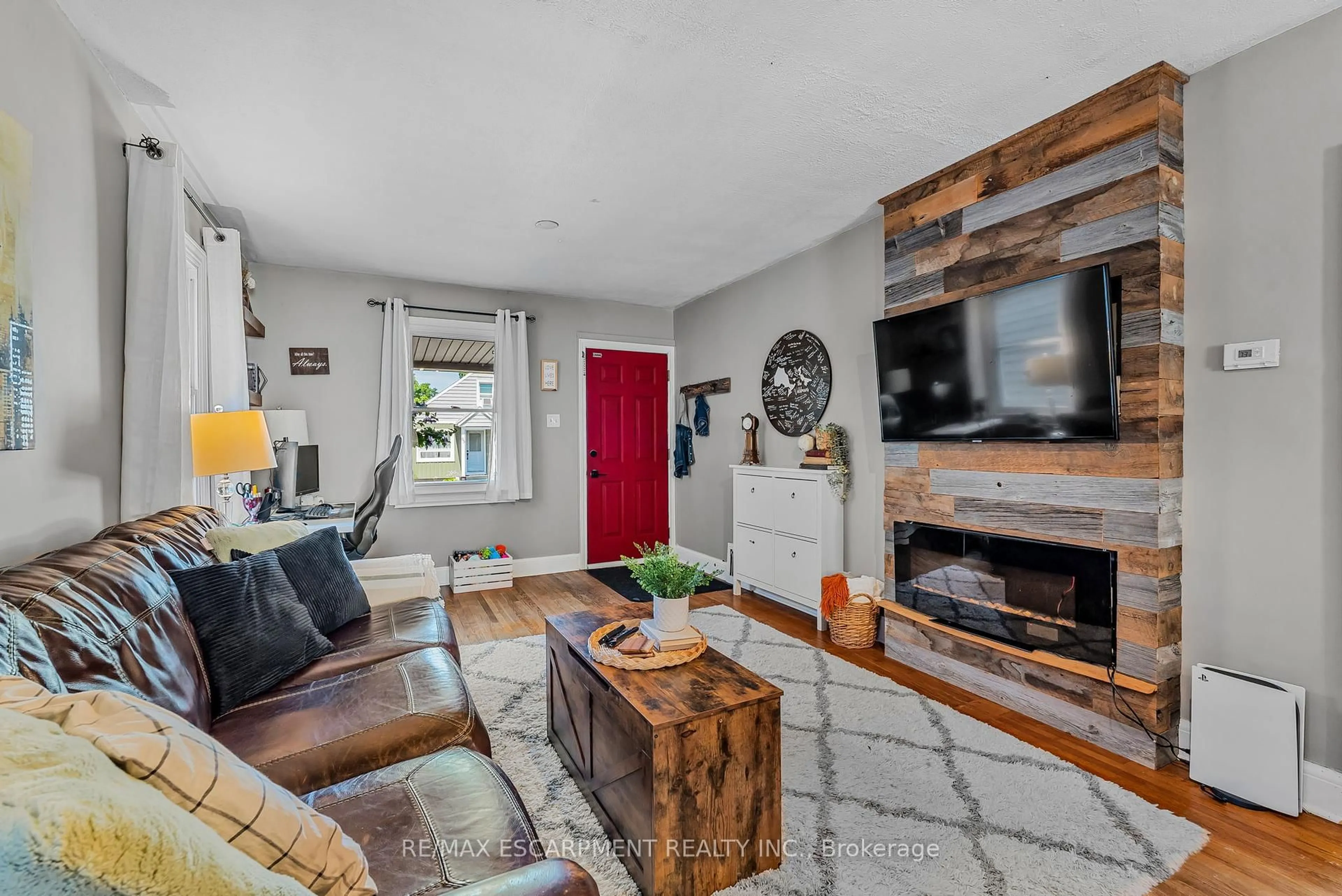 Living room with furniture, unknown for 66 Vale Ave, St. Catharines Ontario L2R 1T6
