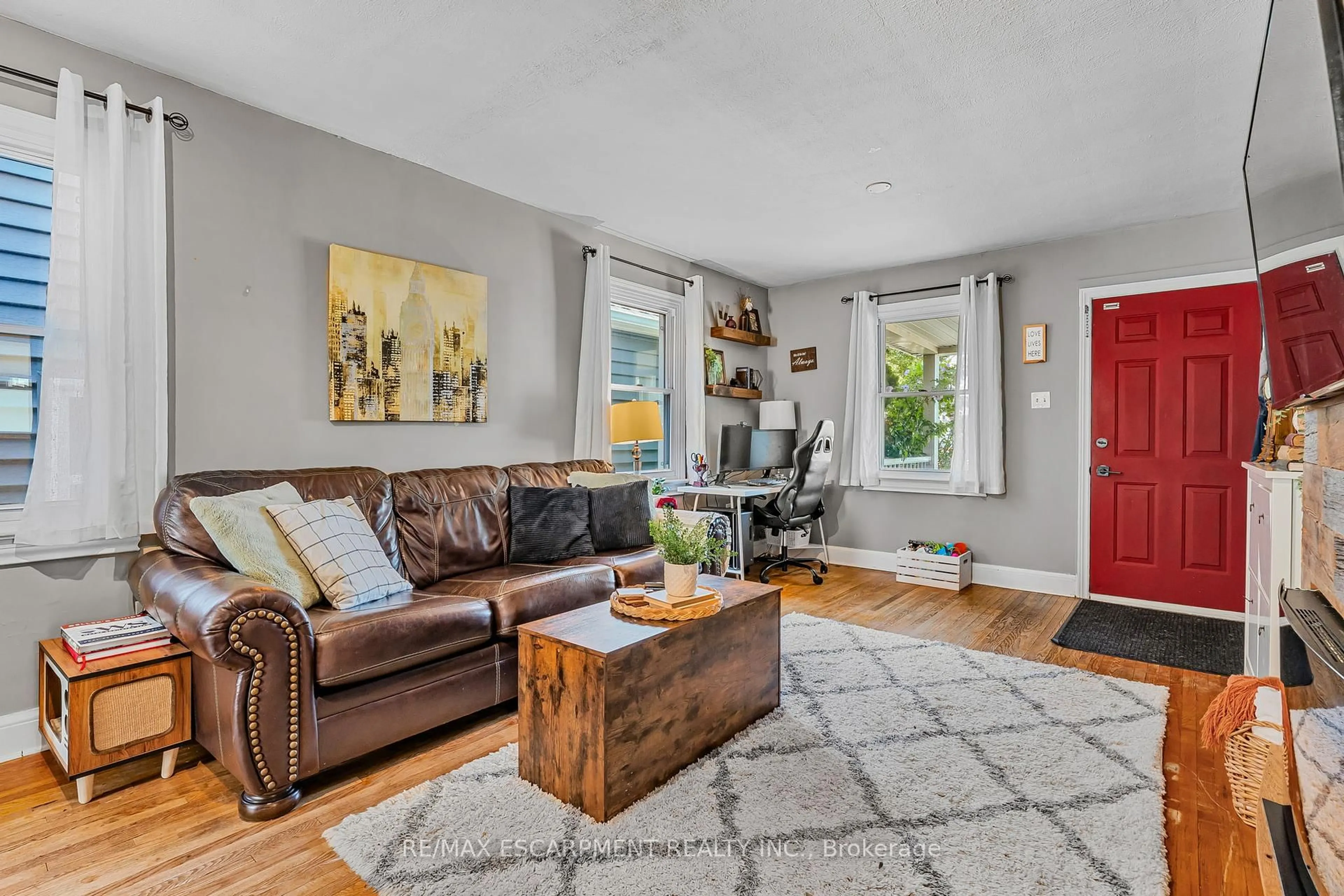 Living room with furniture, unknown for 66 Vale Ave, St. Catharines Ontario L2R 1T6