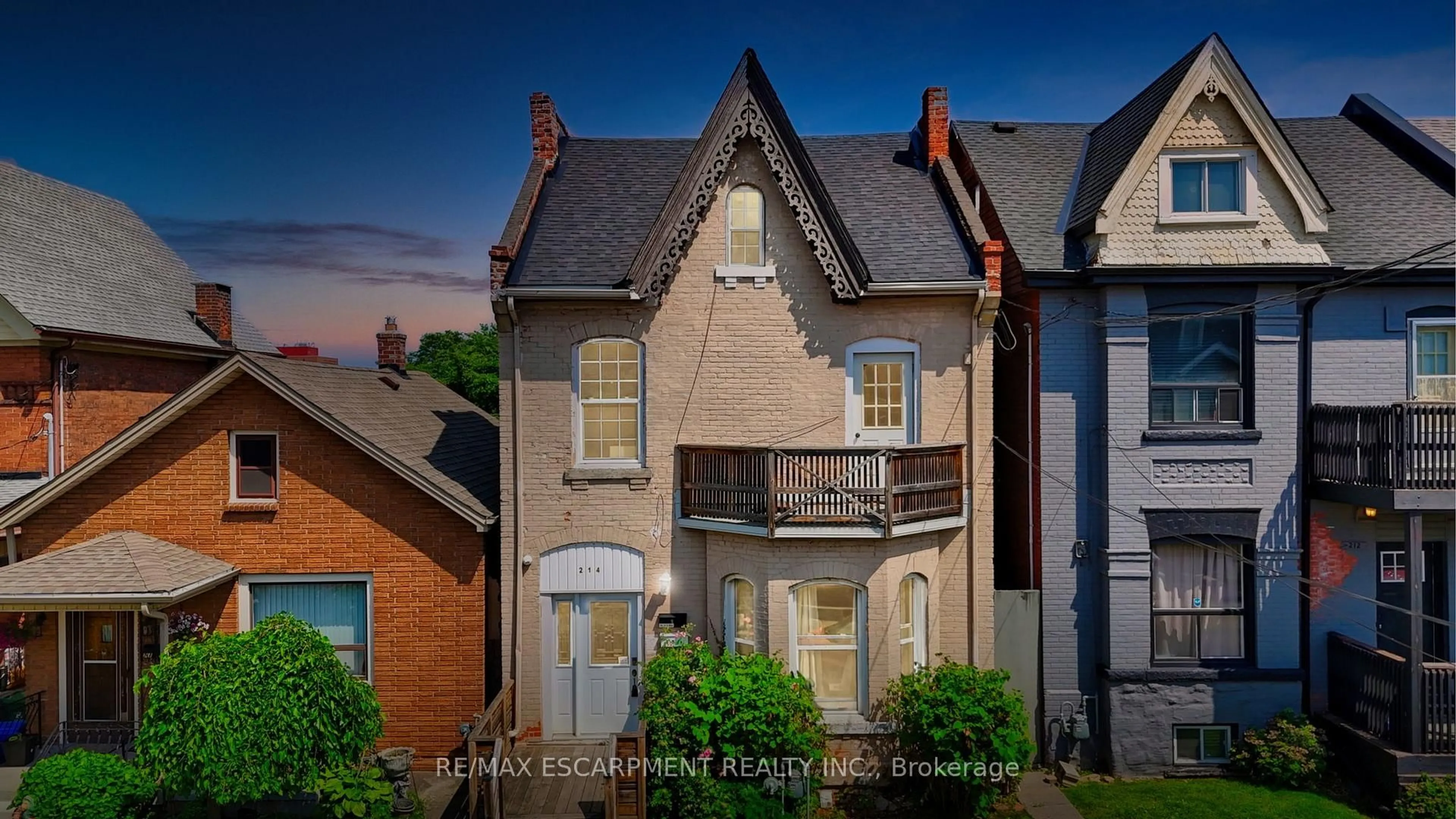 A pic from outside/outdoor area/front of a property/back of a property/a pic from drone, street for 214 Mary St, Hamilton Ontario L8L 4W1