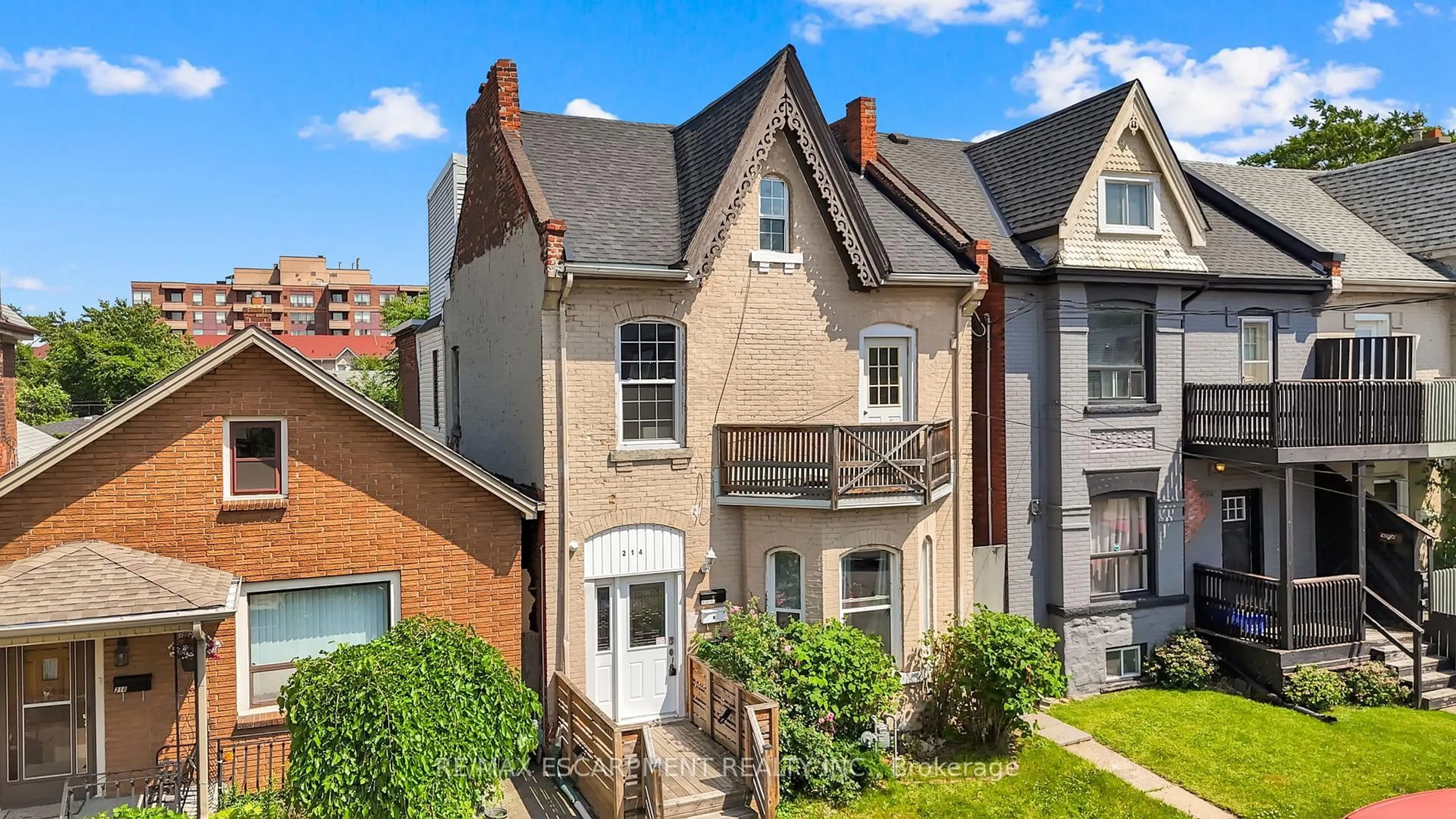 A pic from outside/outdoor area/front of a property/back of a property/a pic from drone, street for 214 Mary St, Hamilton Ontario L8L 4W1