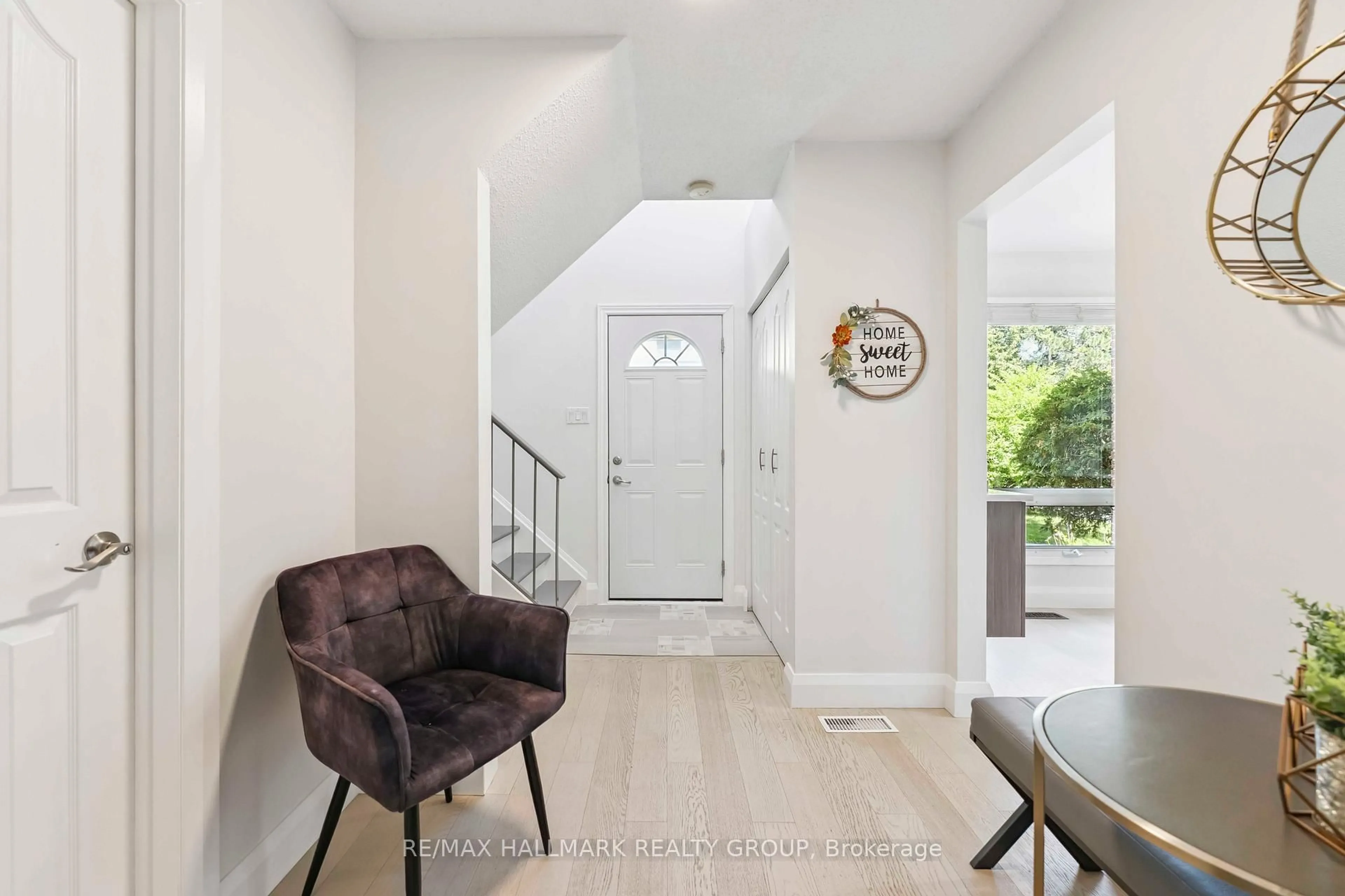 Indoor entryway for 141 Rutherford Crt, Ottawa Ontario K2K 1N5