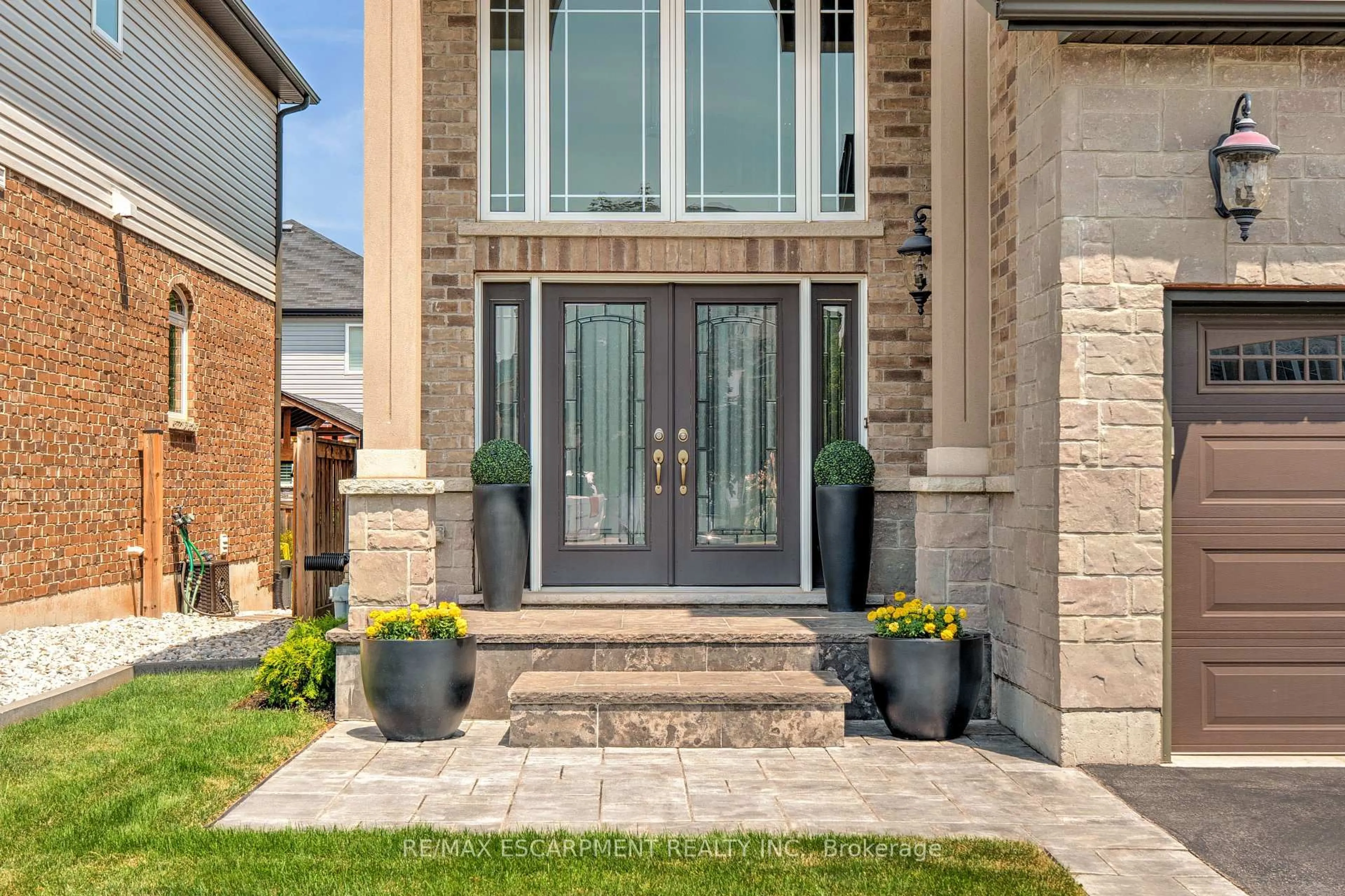 Indoor entryway for 13 Biggar Cres, Grimsby Ontario L3M 0E5
