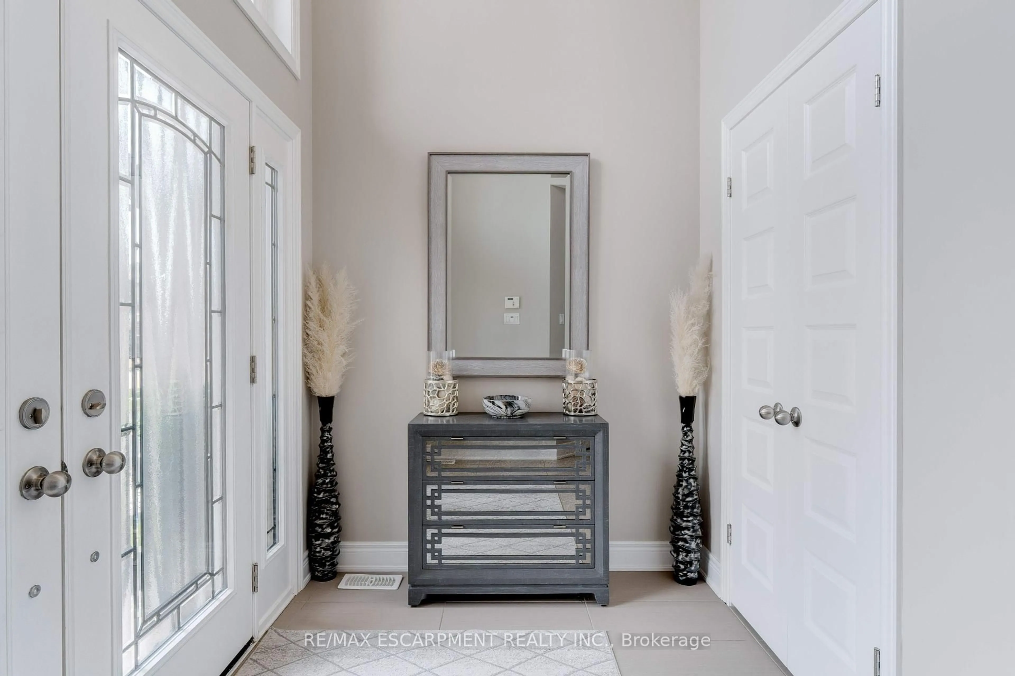 Indoor entryway for 13 Biggar Cres, Grimsby Ontario L3M 0E5