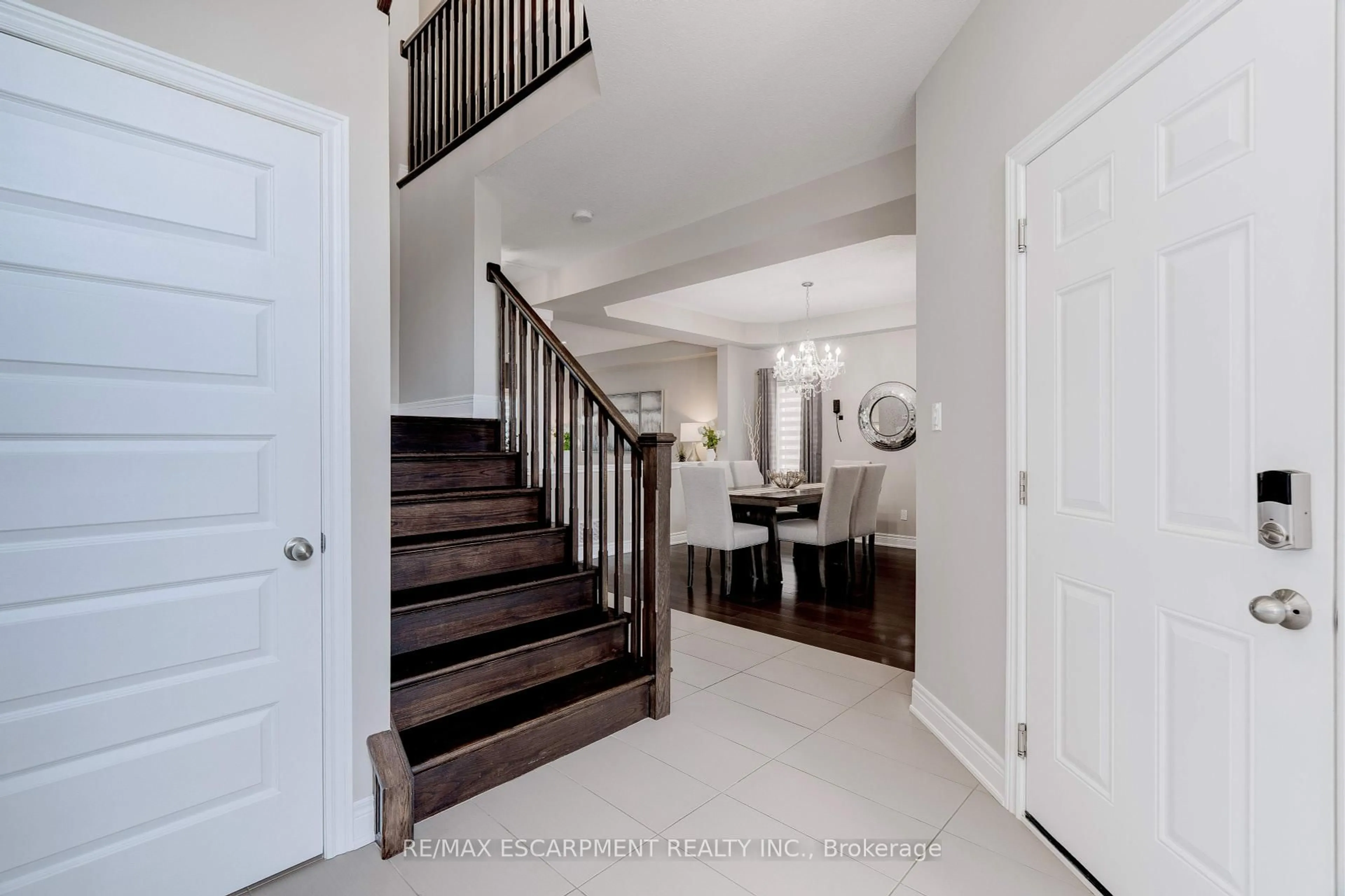 Indoor entryway for 13 Biggar Cres, Grimsby Ontario L3M 0E5