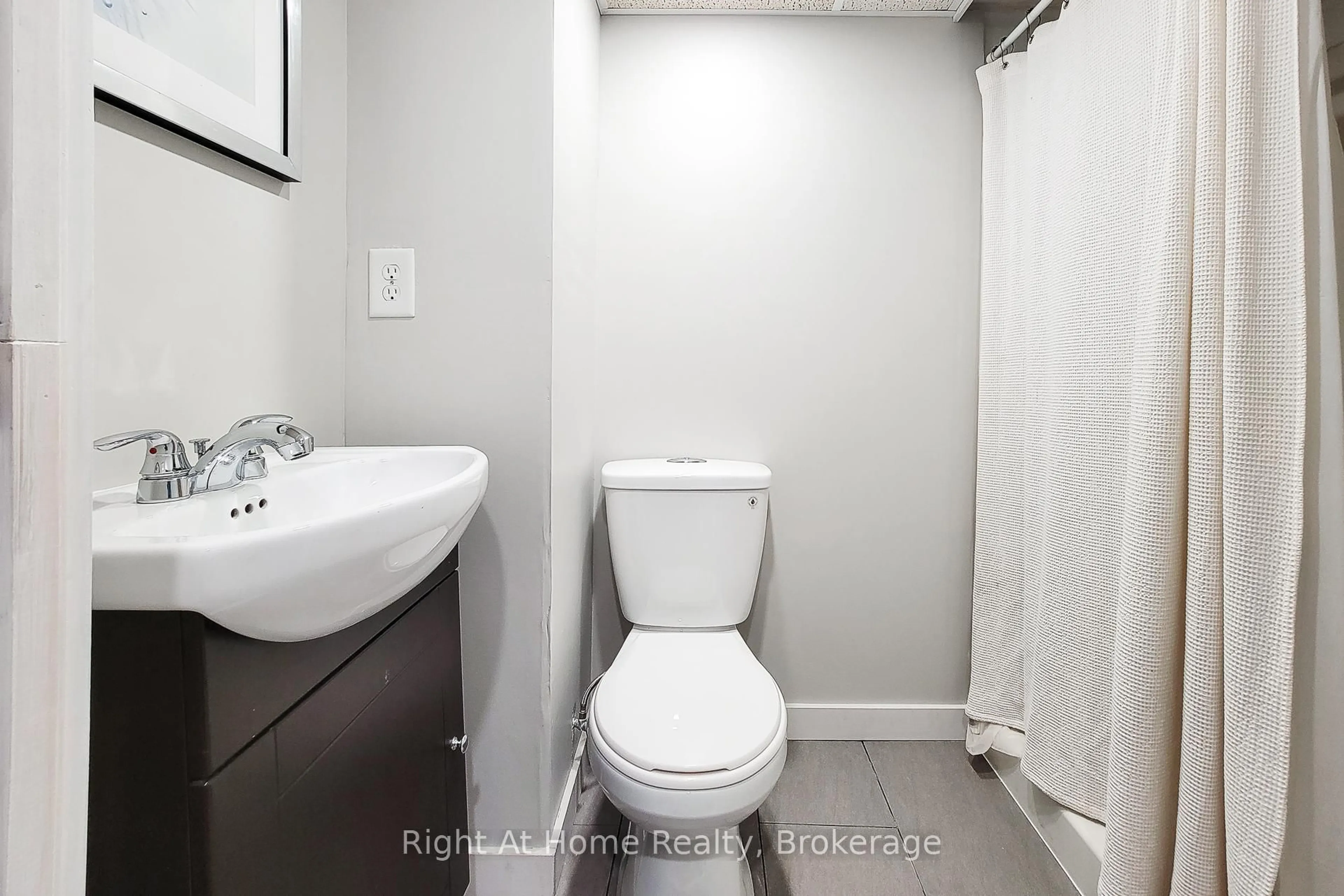 Standard bathroom, unknown for 8 Glenburn Crt, Hamilton Ontario L8E 1C8