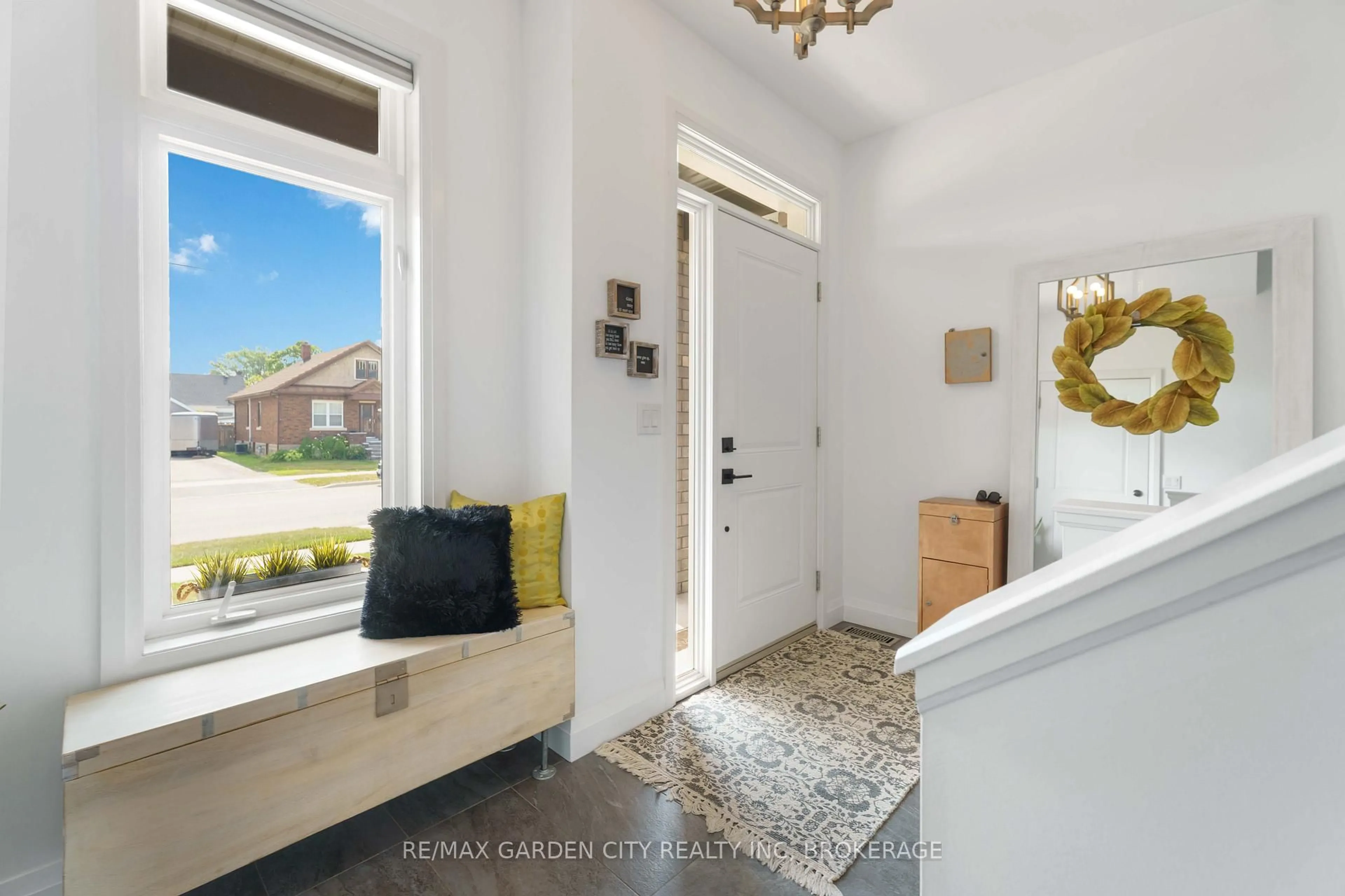 Indoor entryway for 103 Scholfield Ave, Welland Ontario L3B 1N4