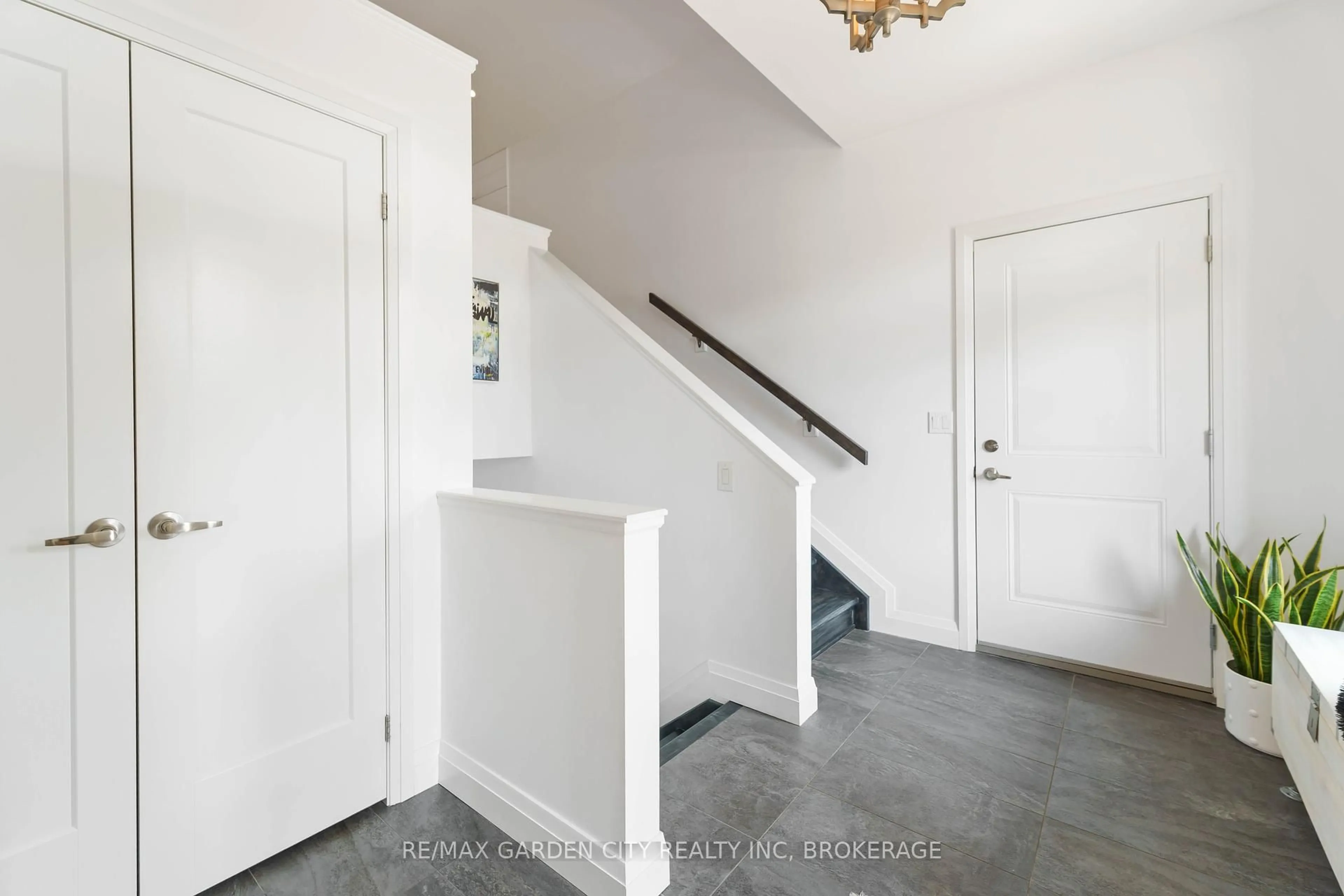 Indoor entryway for 103 Scholfield Ave, Welland Ontario L3B 1N4