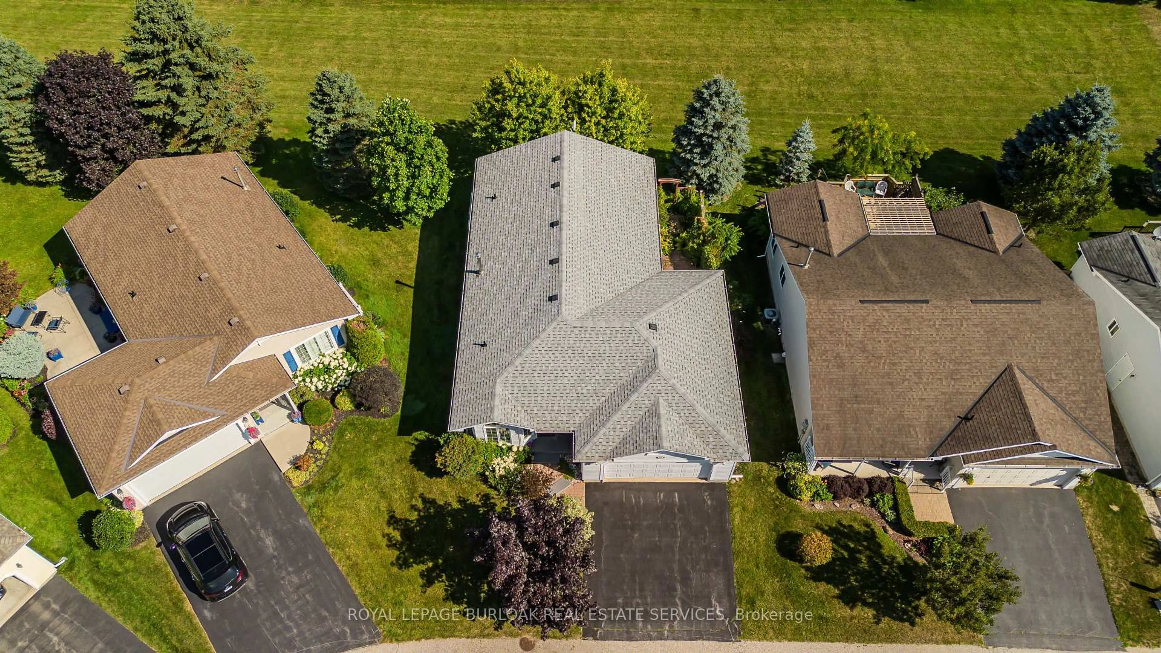 A pic from outside/outdoor area/front of a property/back of a property/a pic from drone, street for 109 Emerald Crt, Hamilton Ontario L8B 1A5
