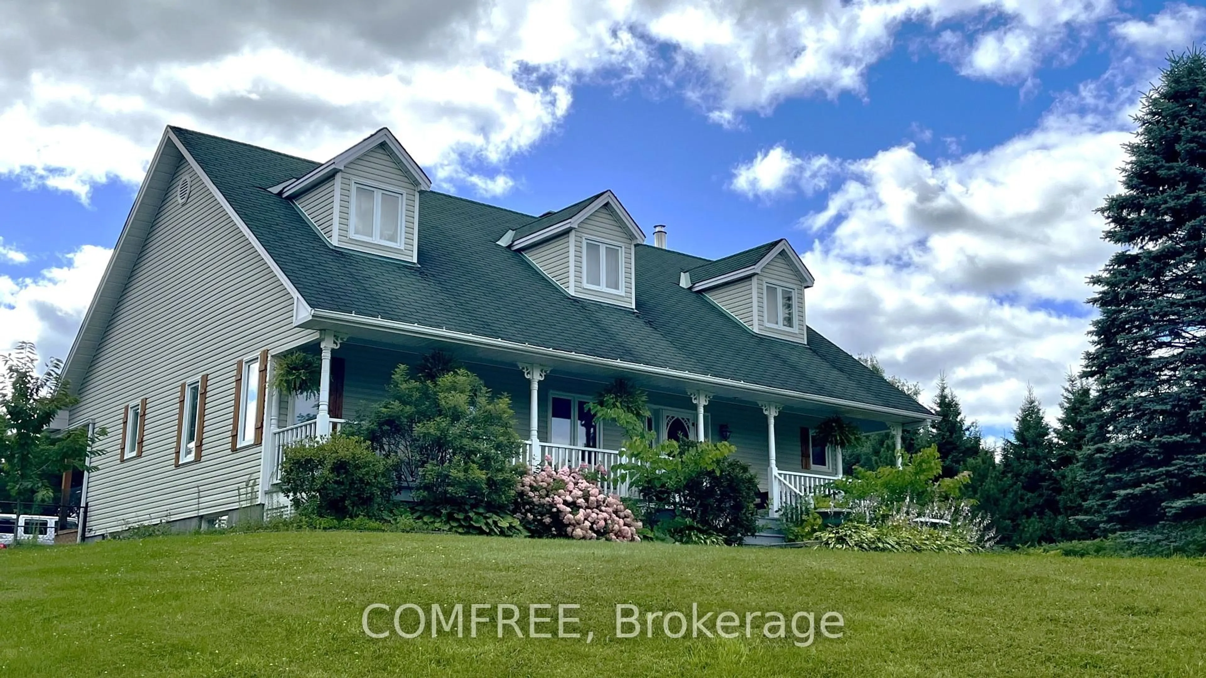 A pic from outside/outdoor area/front of a property/back of a property/a pic from drone, building for 1574 Bouvier Rd, Clarence-Rockland Ontario K0A 1N0