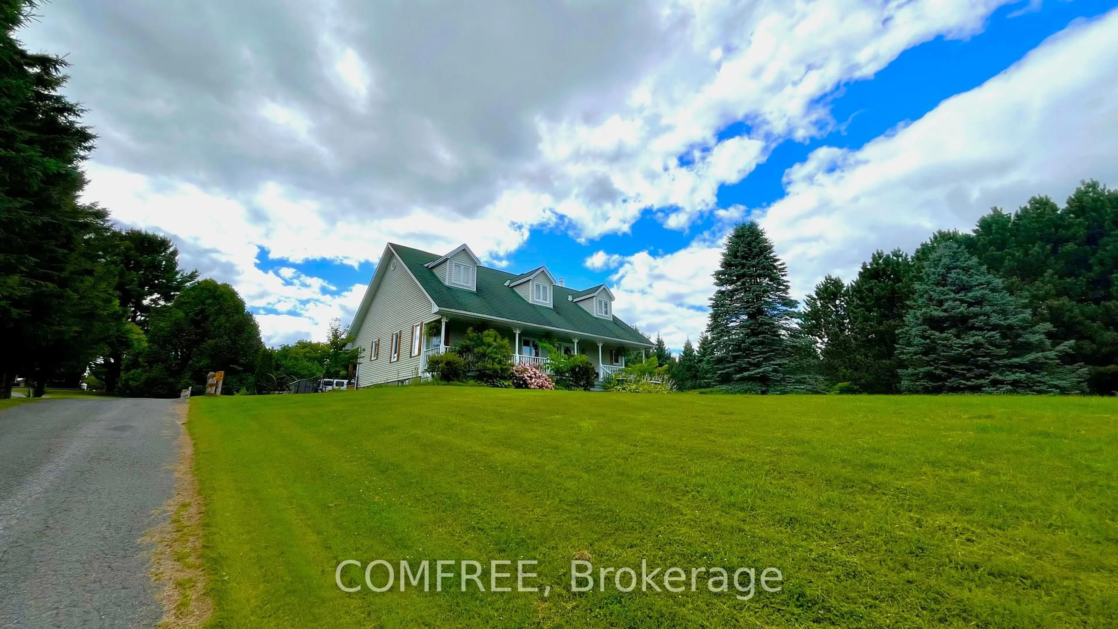 A pic from outside/outdoor area/front of a property/back of a property/a pic from drone, unknown for 1574 Bouvier Rd, Clarence-Rockland Ontario K0A 1N0