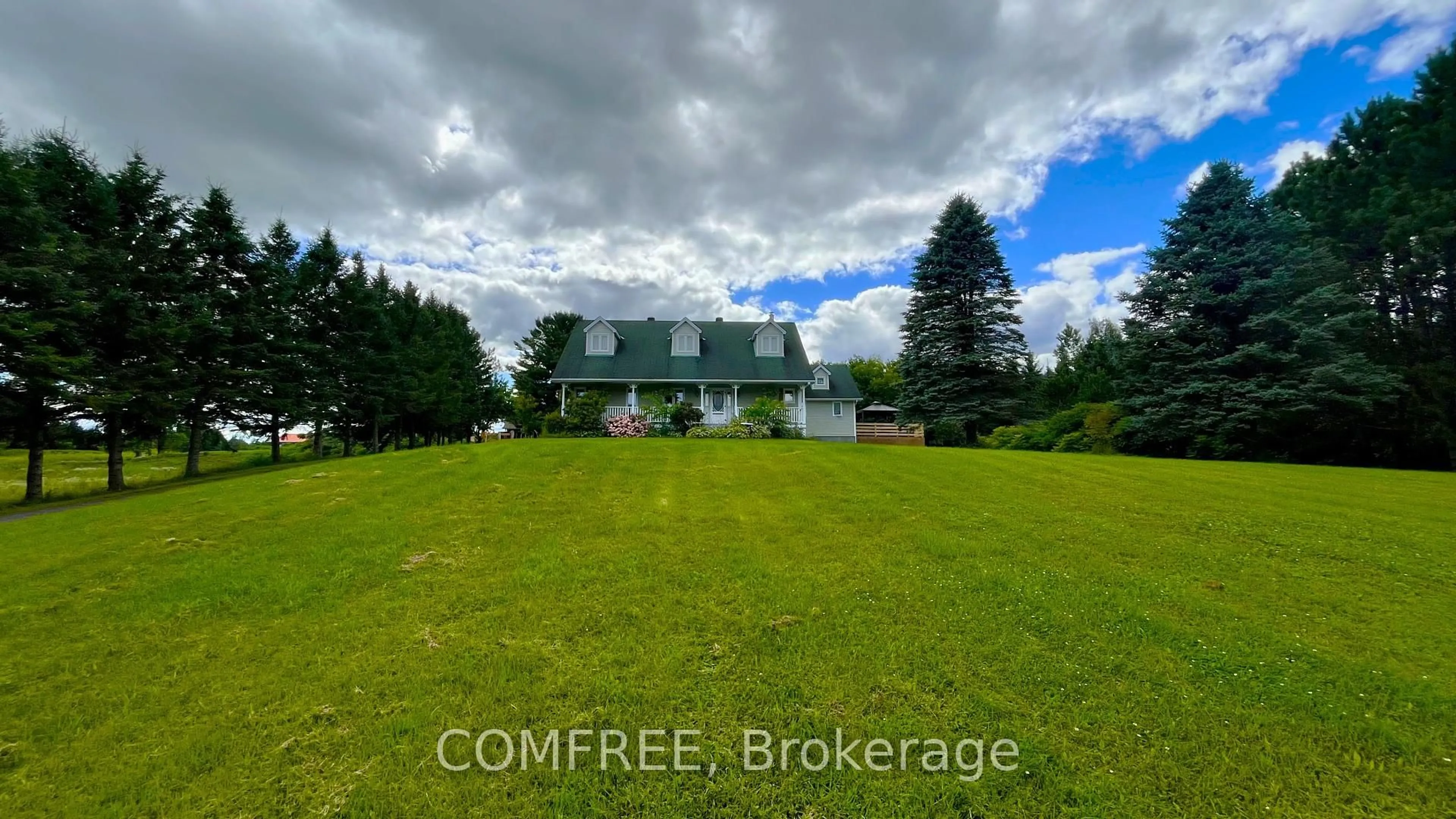 A pic from outside/outdoor area/front of a property/back of a property/a pic from drone, unknown for 1574 Bouvier Rd, Clarence-Rockland Ontario K0A 1N0