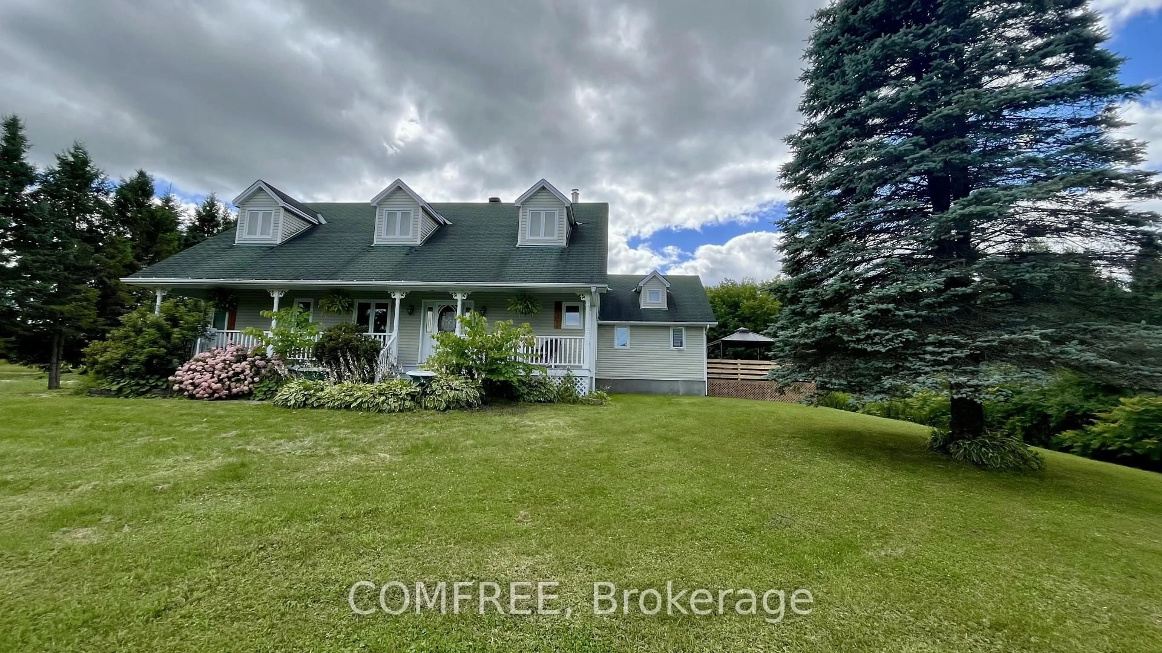 A pic from outside/outdoor area/front of a property/back of a property/a pic from drone, unknown for 1574 Bouvier Rd, Clarence-Rockland Ontario K0A 1N0