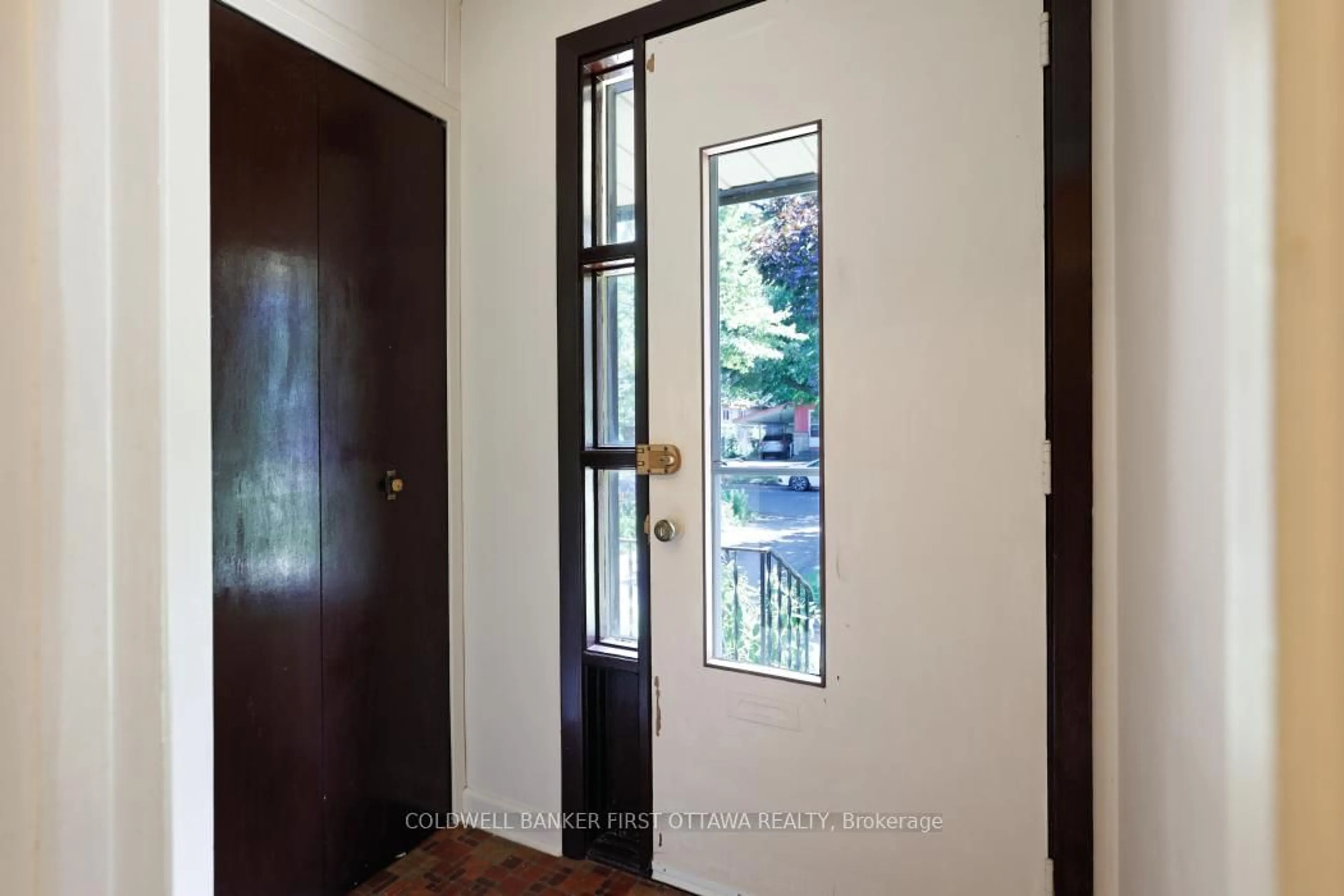 Indoor foyer for 2133 Westbourne Ave, Ottawa Ontario K2A 1N3