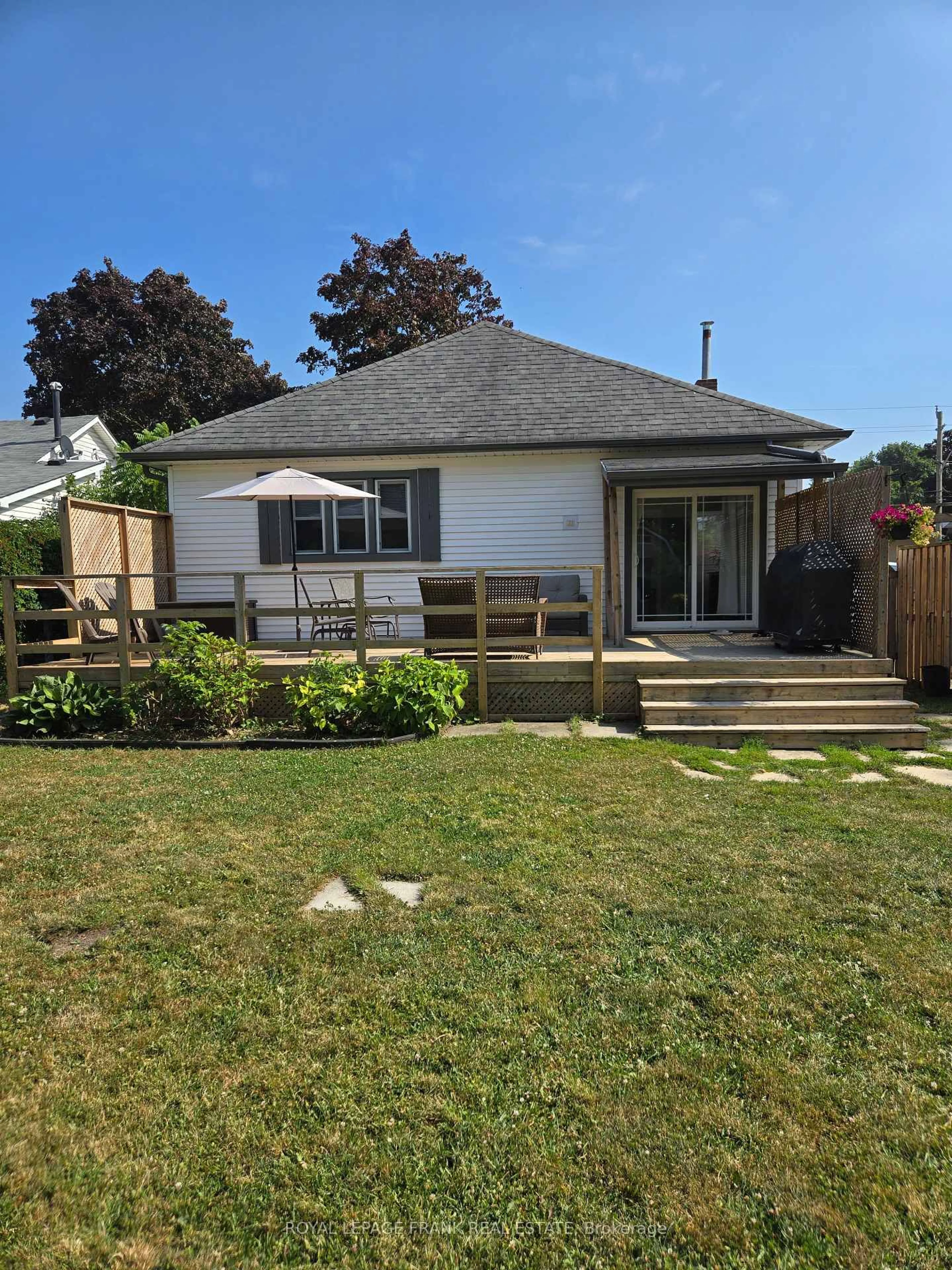 A pic from outside/outdoor area/front of a property/back of a property/a pic from drone, street for 78 Queen St, Kawartha Lakes Ontario K9V 1G4