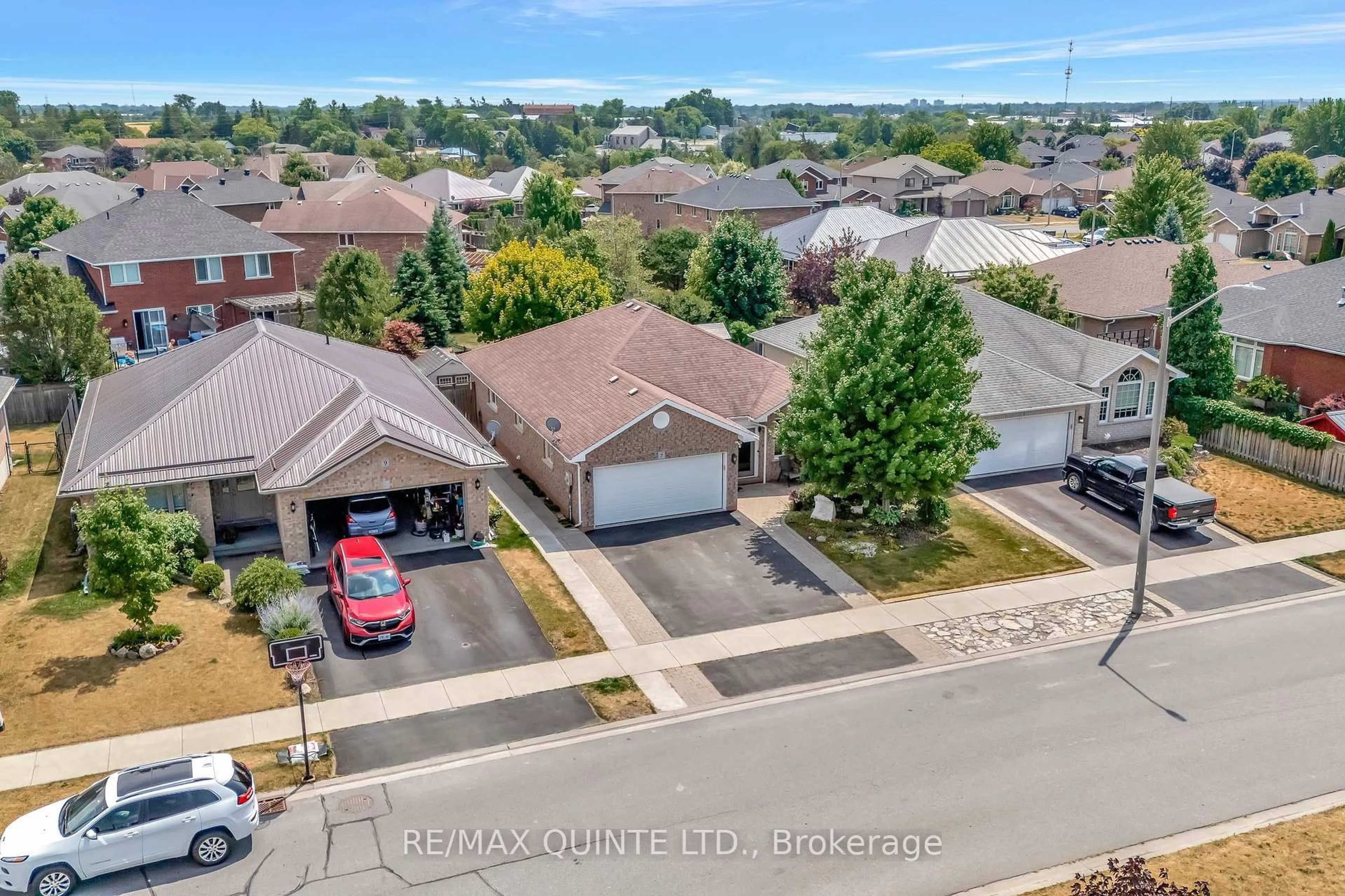 A pic from outside/outdoor area/front of a property/back of a property/a pic from drone, street for 7 Chestnut Dr, Belleville Ontario K8N 0M9