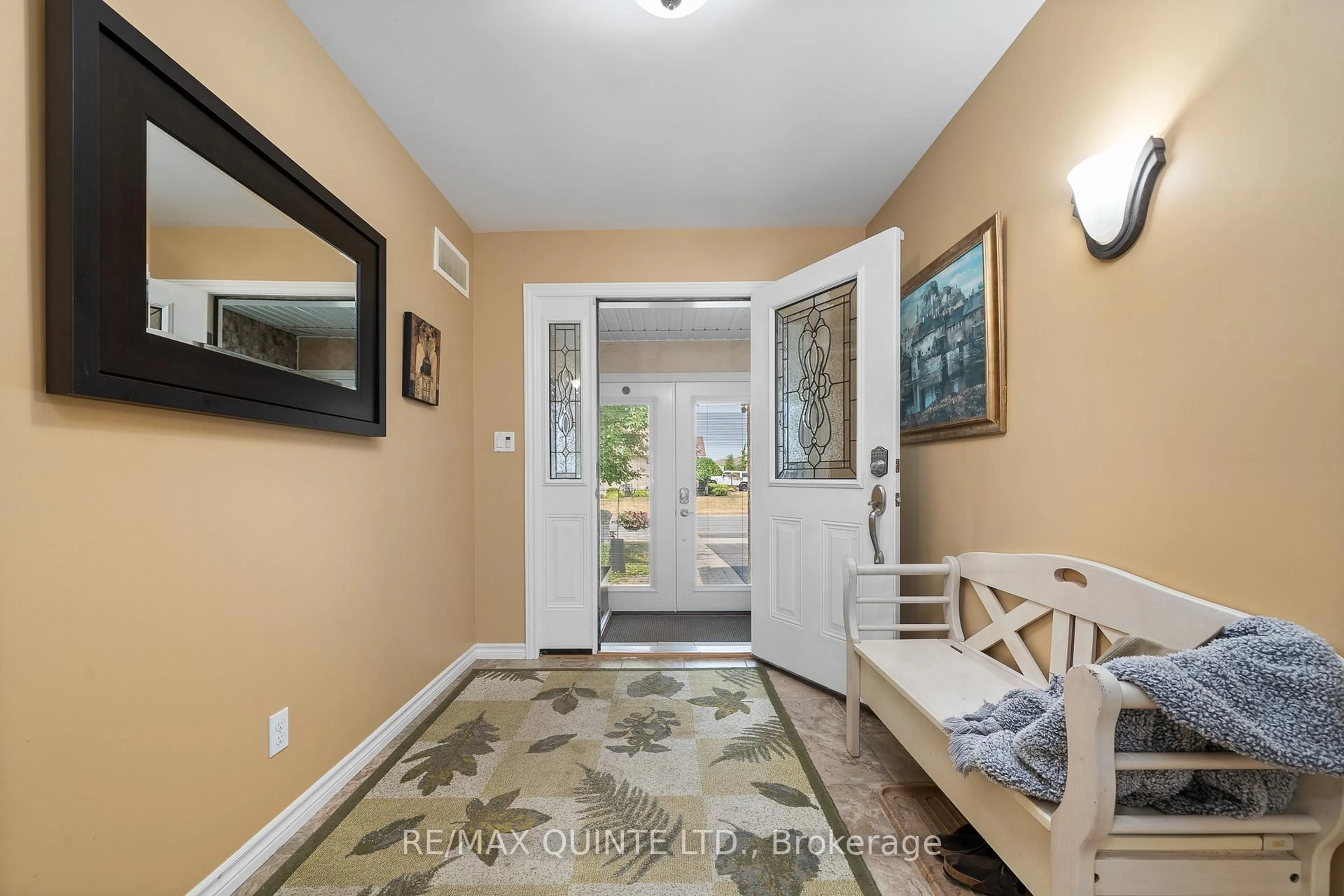 Indoor entryway for 7 Chestnut Dr, Belleville Ontario K8N 0M9