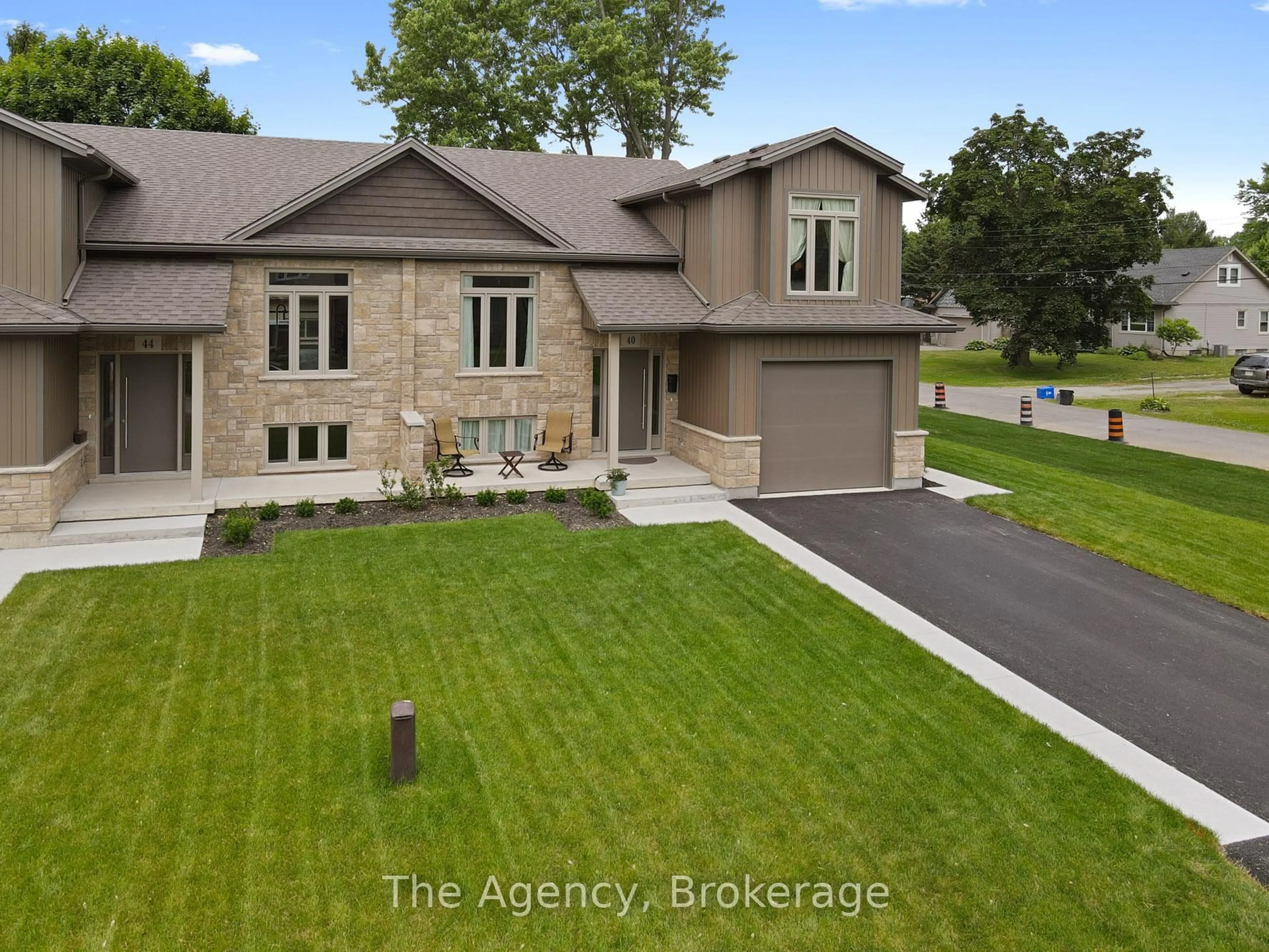 A pic from outside/outdoor area/front of a property/back of a property/a pic from drone, street for 40 TOPHAM Blvd, Welland Ontario L3C 3G2