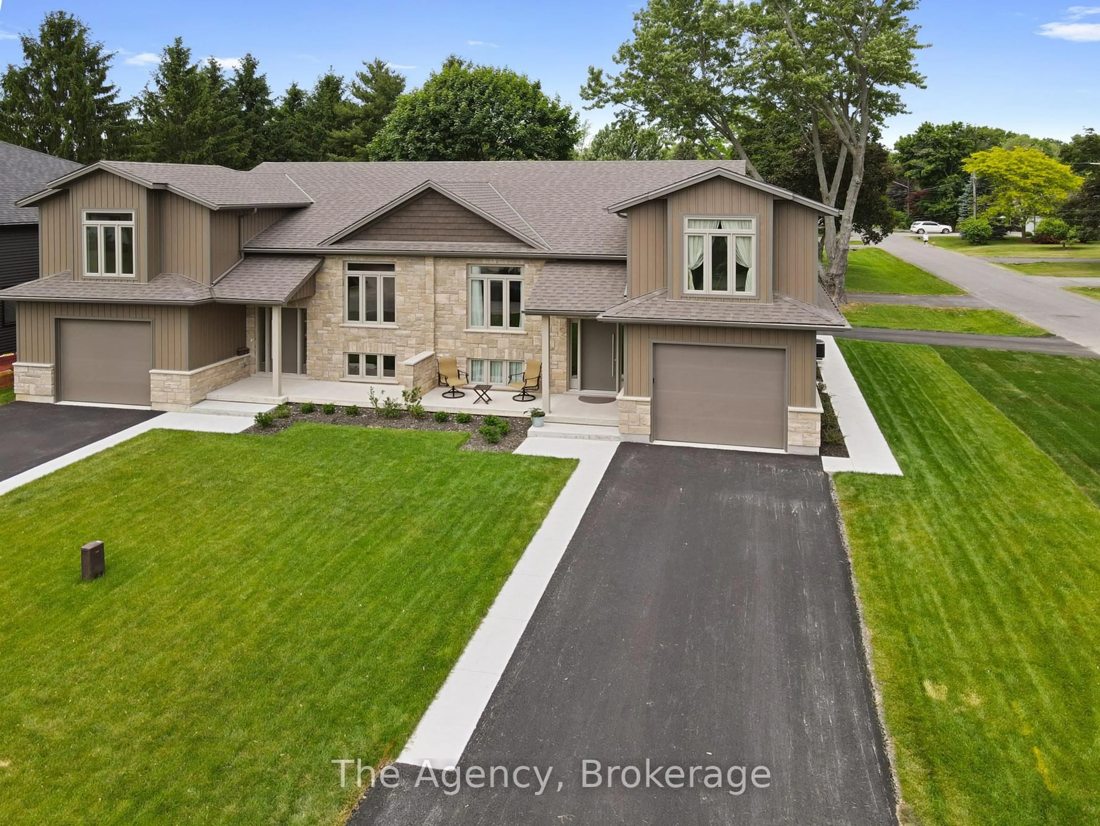 A pic from outside/outdoor area/front of a property/back of a property/a pic from drone, street for 40 TOPHAM Blvd, Welland Ontario L3C 3G2