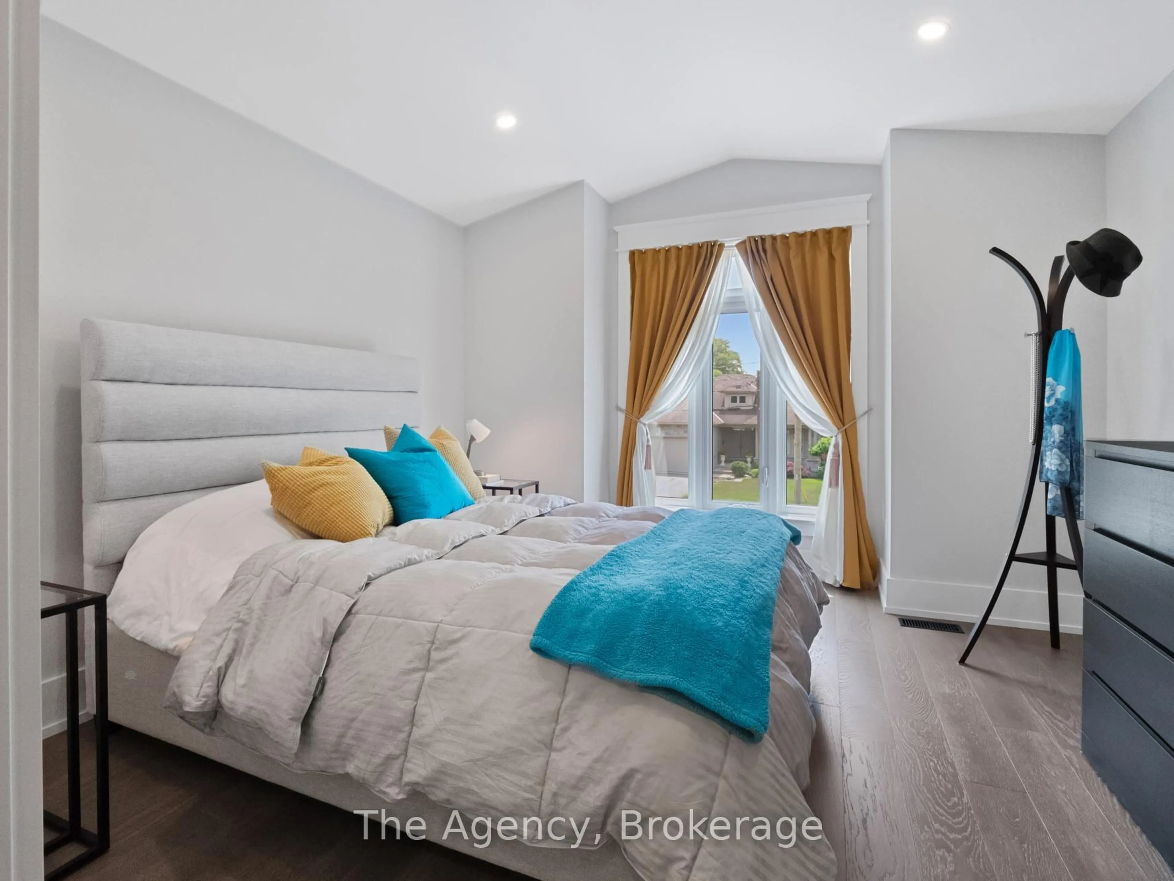 Bedroom with bed, unknown for 40 TOPHAM Blvd, Welland Ontario L3C 3G2