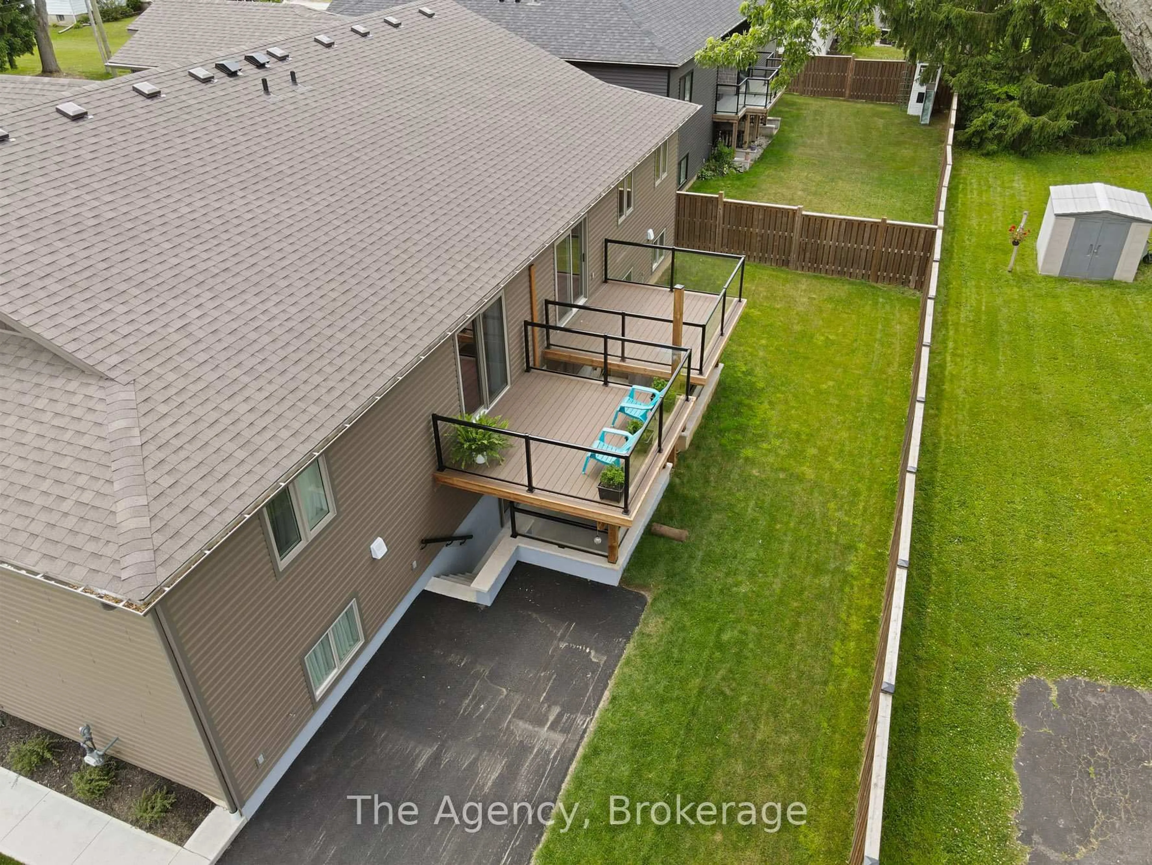 A pic from outside/outdoor area/front of a property/back of a property/a pic from drone, city buildings view from balcony for 40 TOPHAM Blvd, Welland Ontario L3C 3G2