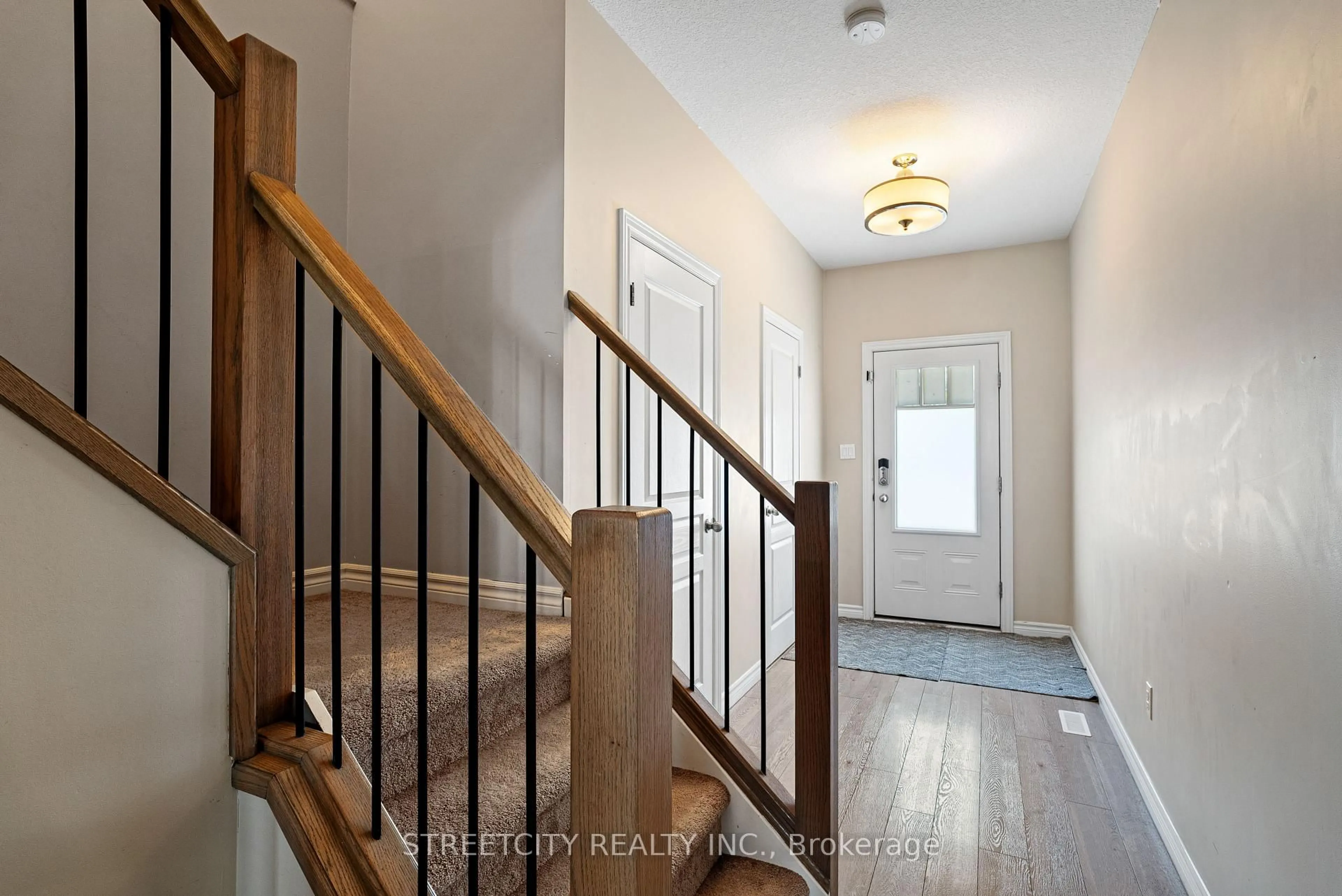 Indoor entryway for 1924 Cedarhollow Blvd #3, London North Ontario N5X 0K3