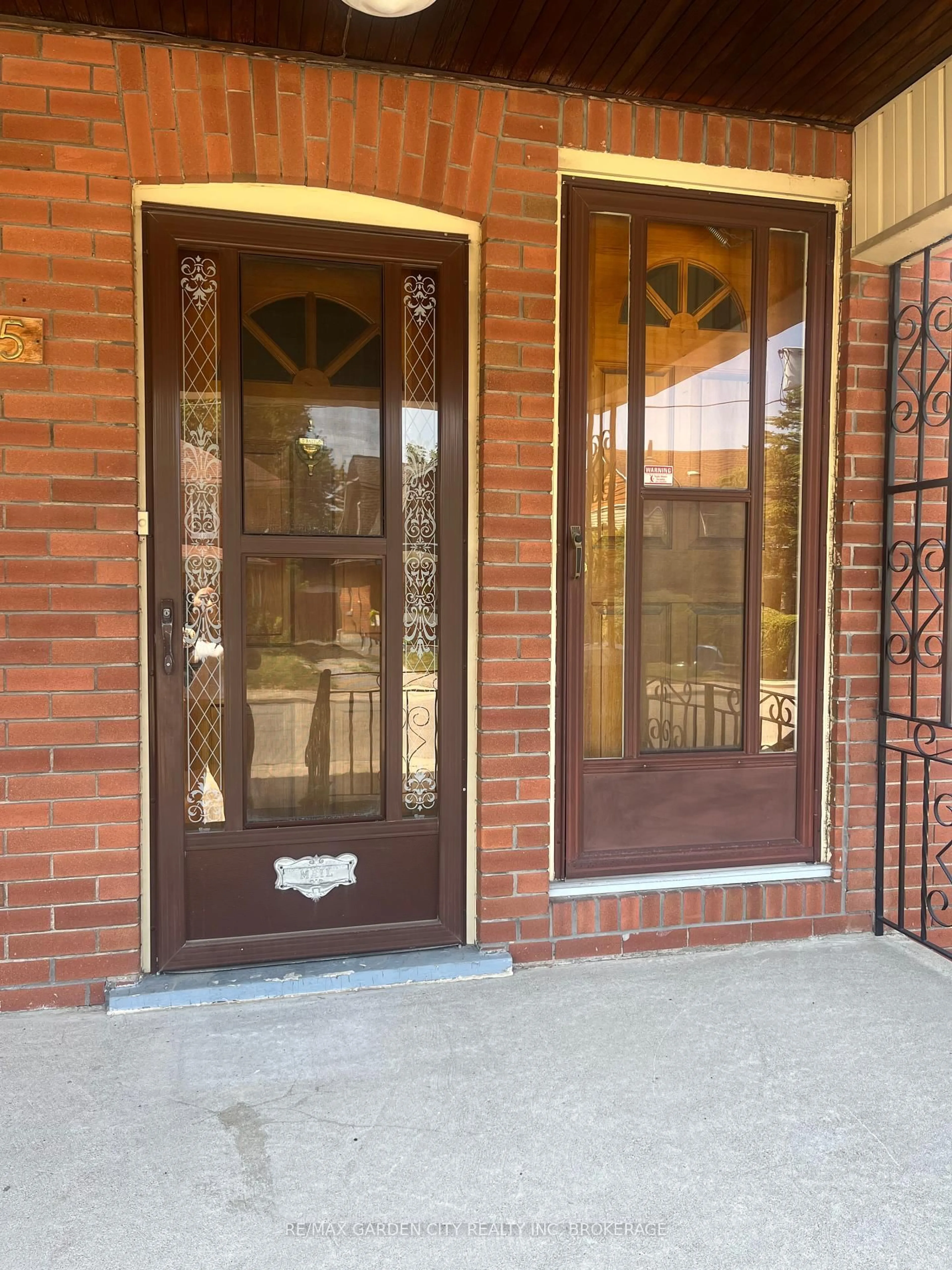 Indoor entryway for 4465 Second Ave, Niagara Falls Ontario L2E 4H1