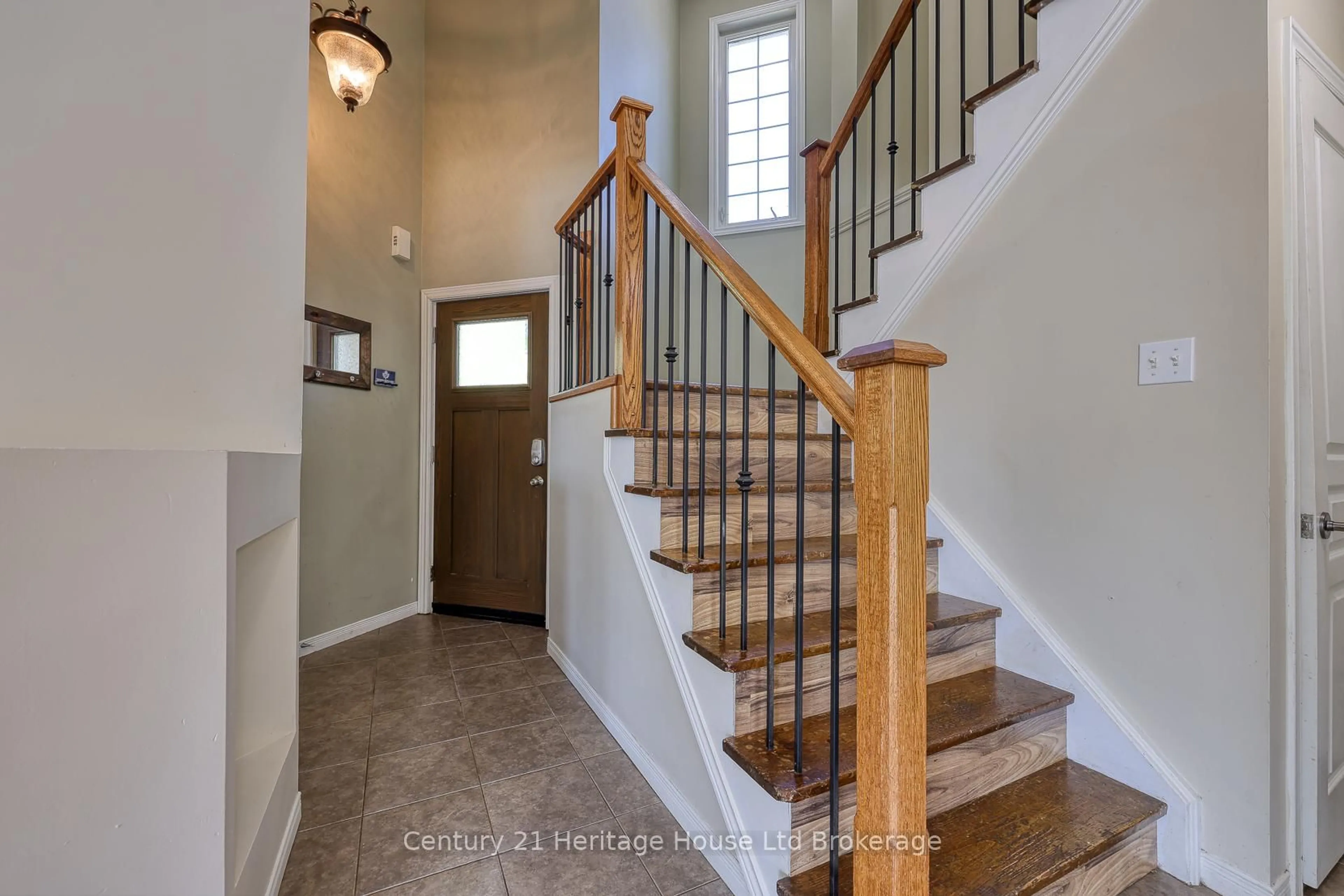 Indoor entryway for 386 Champlain Ave, Woodstock Ontario N4V 0B3
