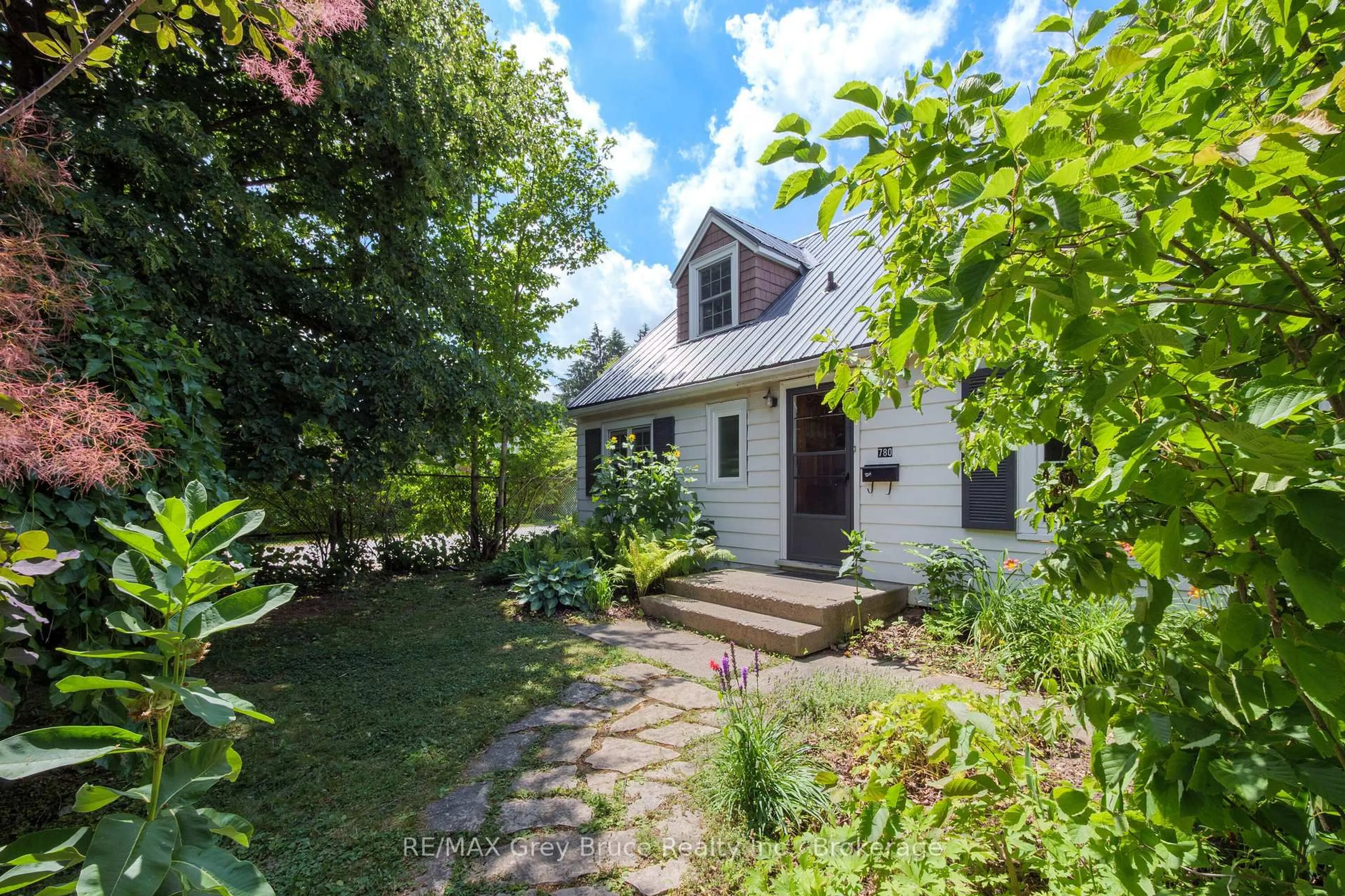 A pic from outside/outdoor area/front of a property/back of a property/a pic from drone, street for 780 4th Ave, Owen Sound Ontario N4K 4V5