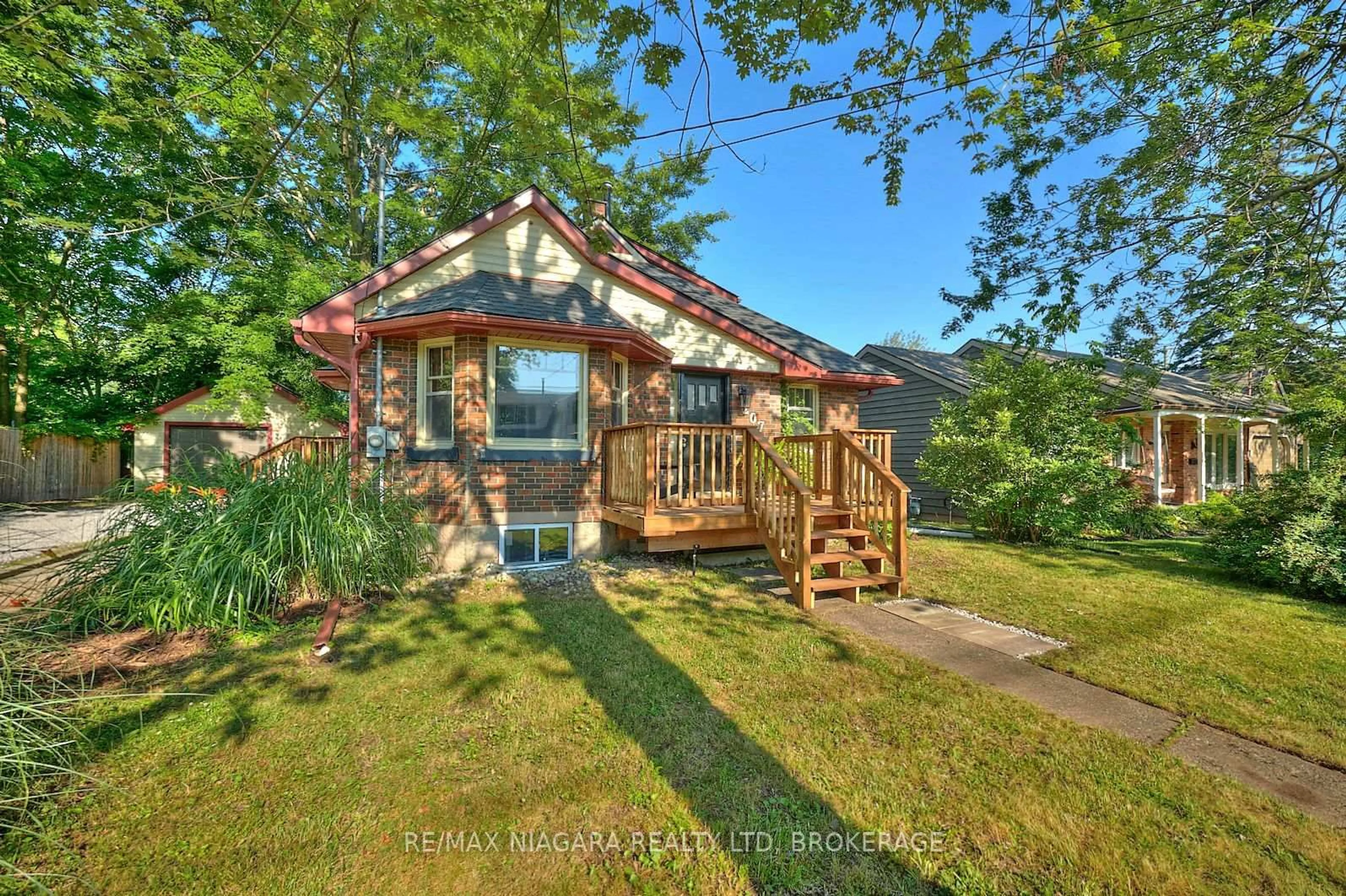A pic from outside/outdoor area/front of a property/back of a property/a pic from drone, water/lake/river/ocean view for 207 South Mill St, Fort Erie Ontario L0S 1N0