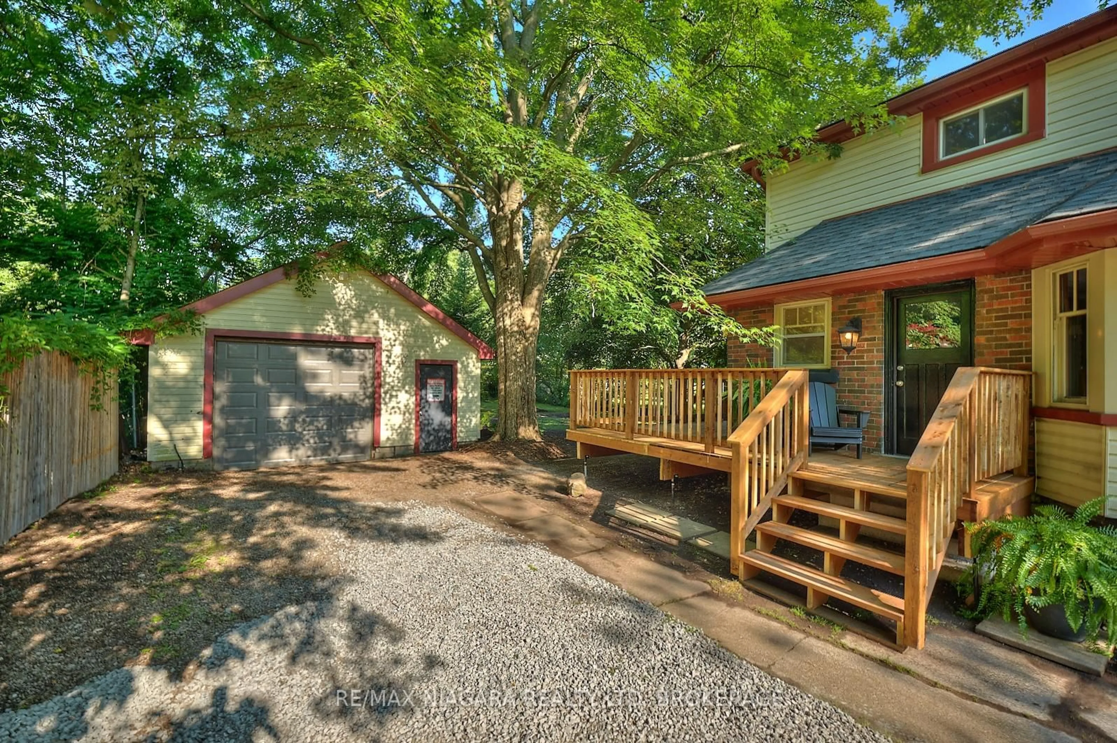 Patio, unknown for 207 South Mill St, Fort Erie Ontario L0S 1N0