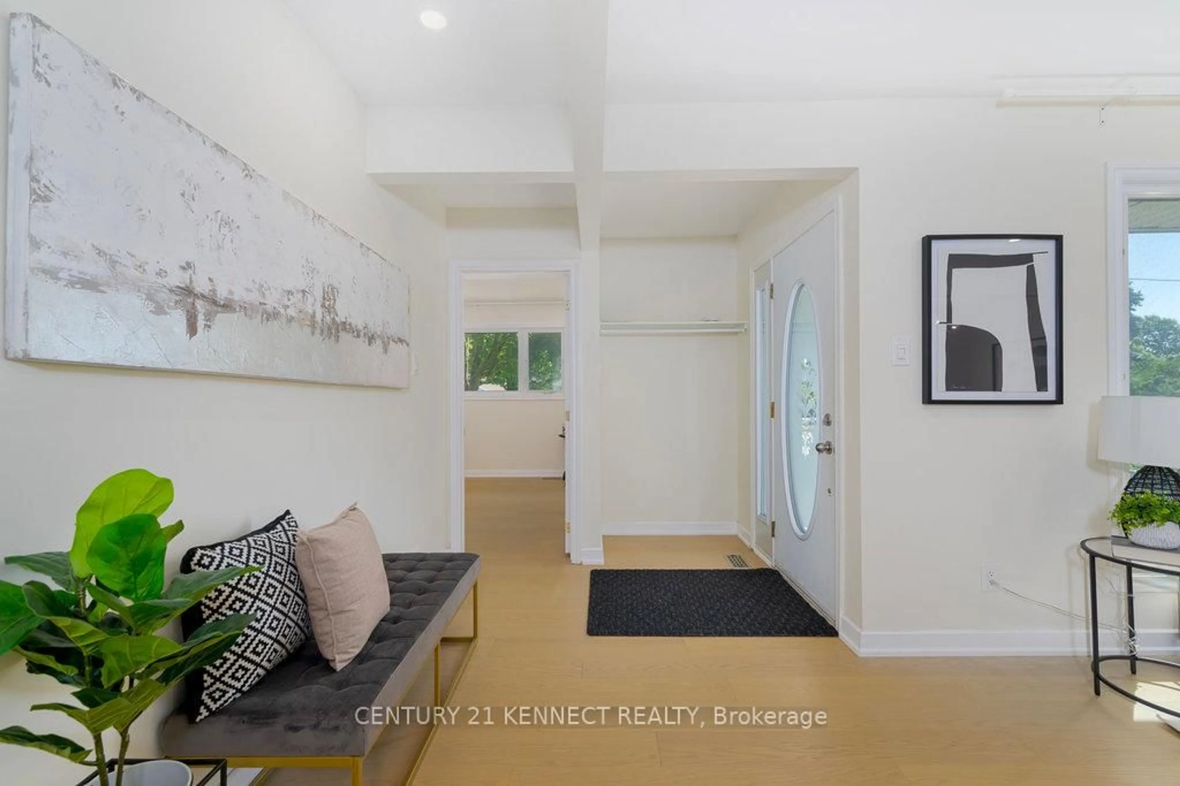 Indoor entryway for 1666 Fisher Ave, Ottawa Ontario K2C 1X7