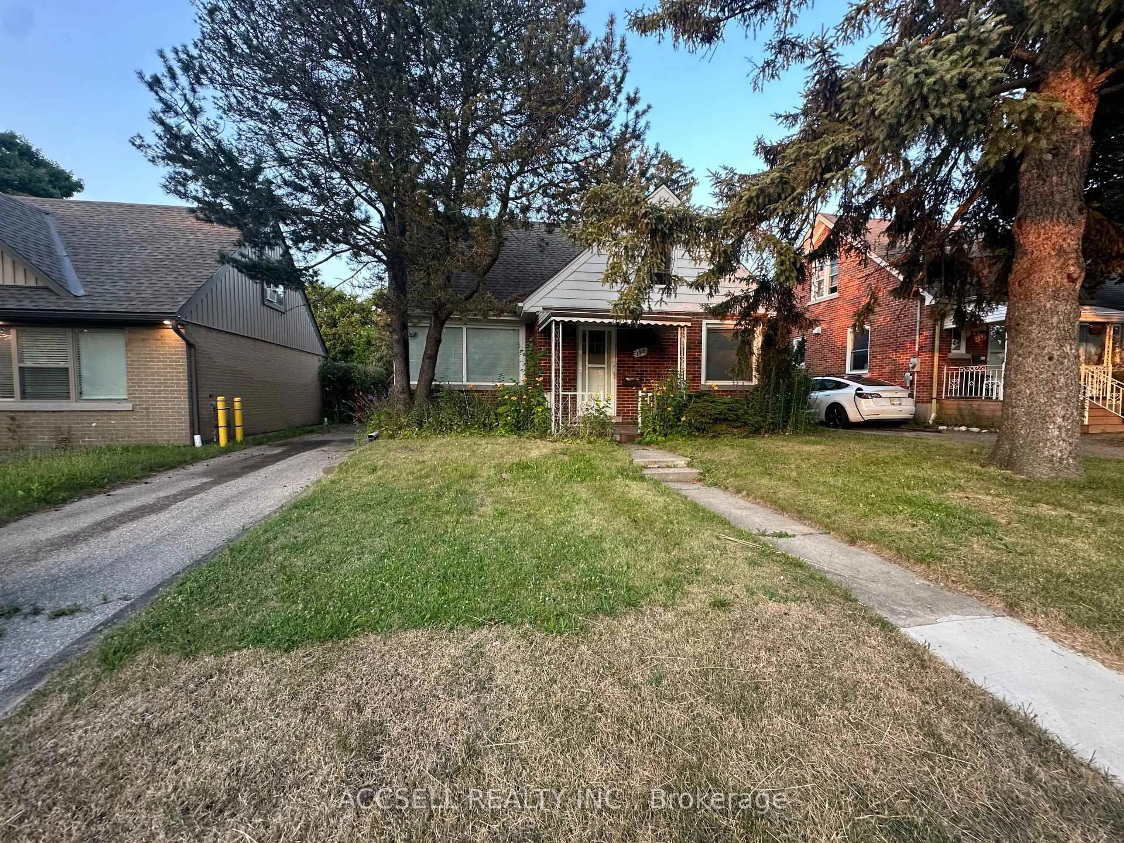 A pic from outside/outdoor area/front of a property/back of a property/a pic from drone, street for 198 Highland Rd, Kitchener Ontario N2M 3W2