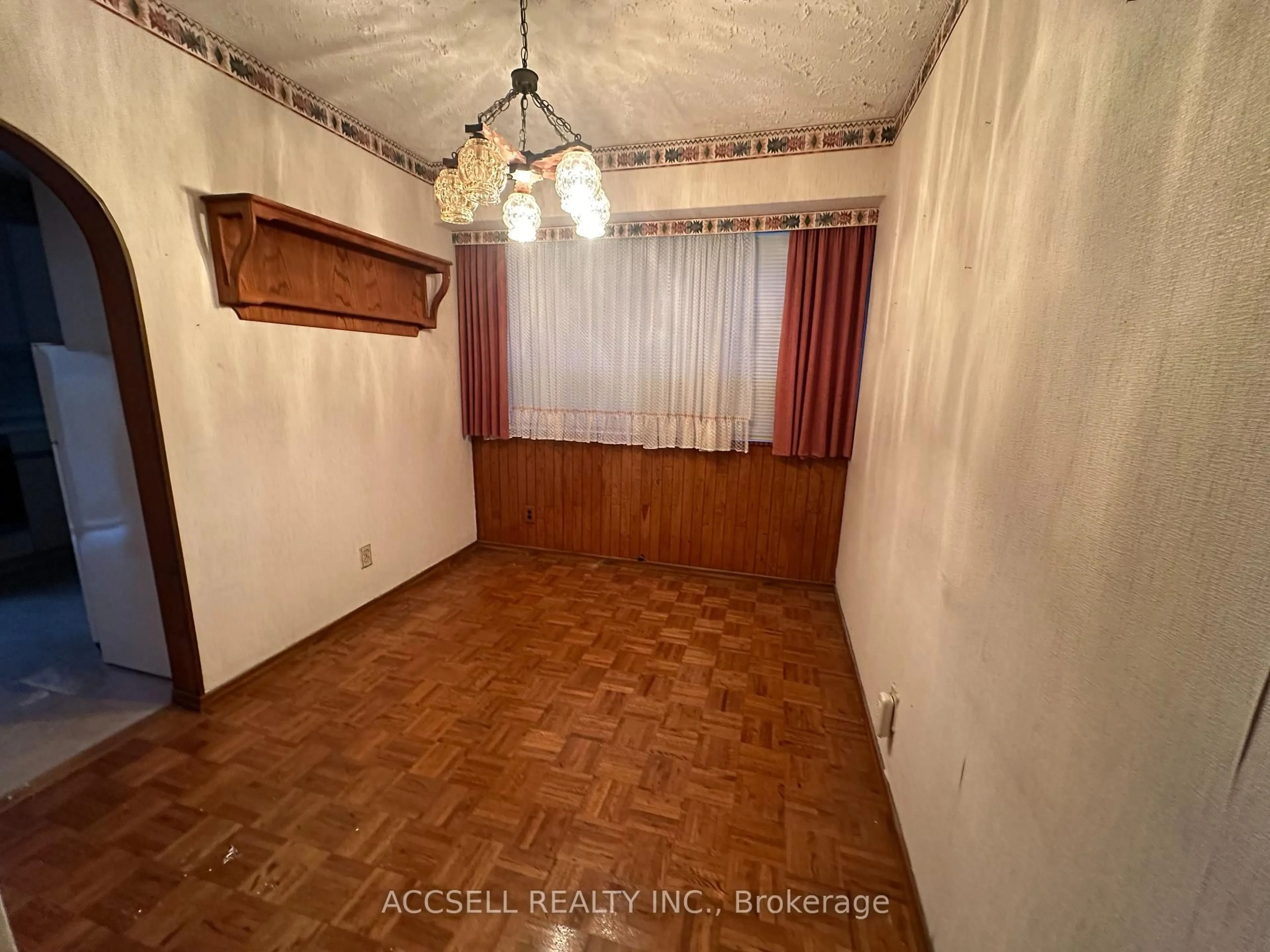 A pic of a room for 198 Highland Rd, Kitchener Ontario N2M 3W2