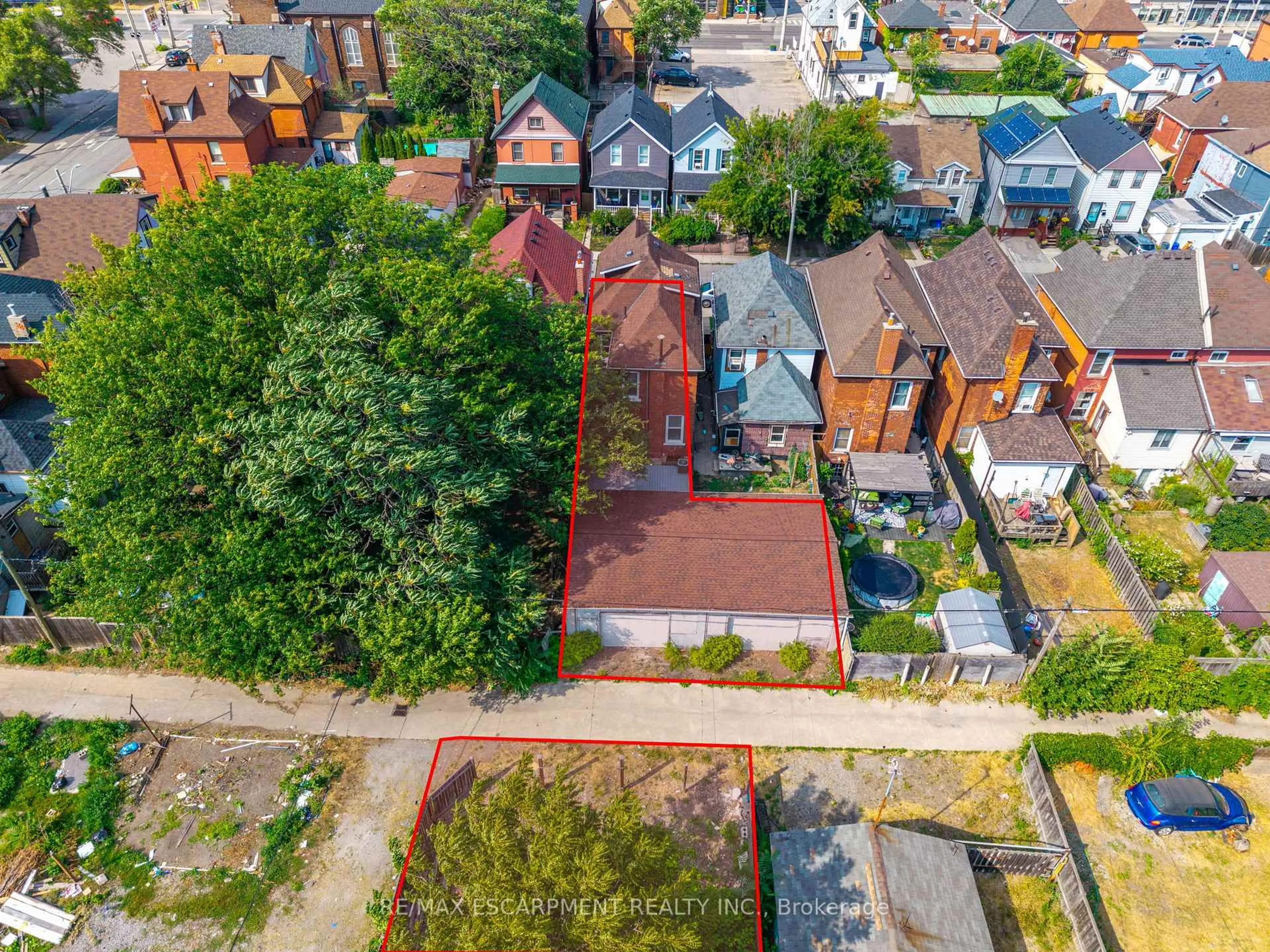 A pic from outside/outdoor area/front of a property/back of a property/a pic from drone, street for 44 Bristol St, Hamilton Ontario L8L 2V1
