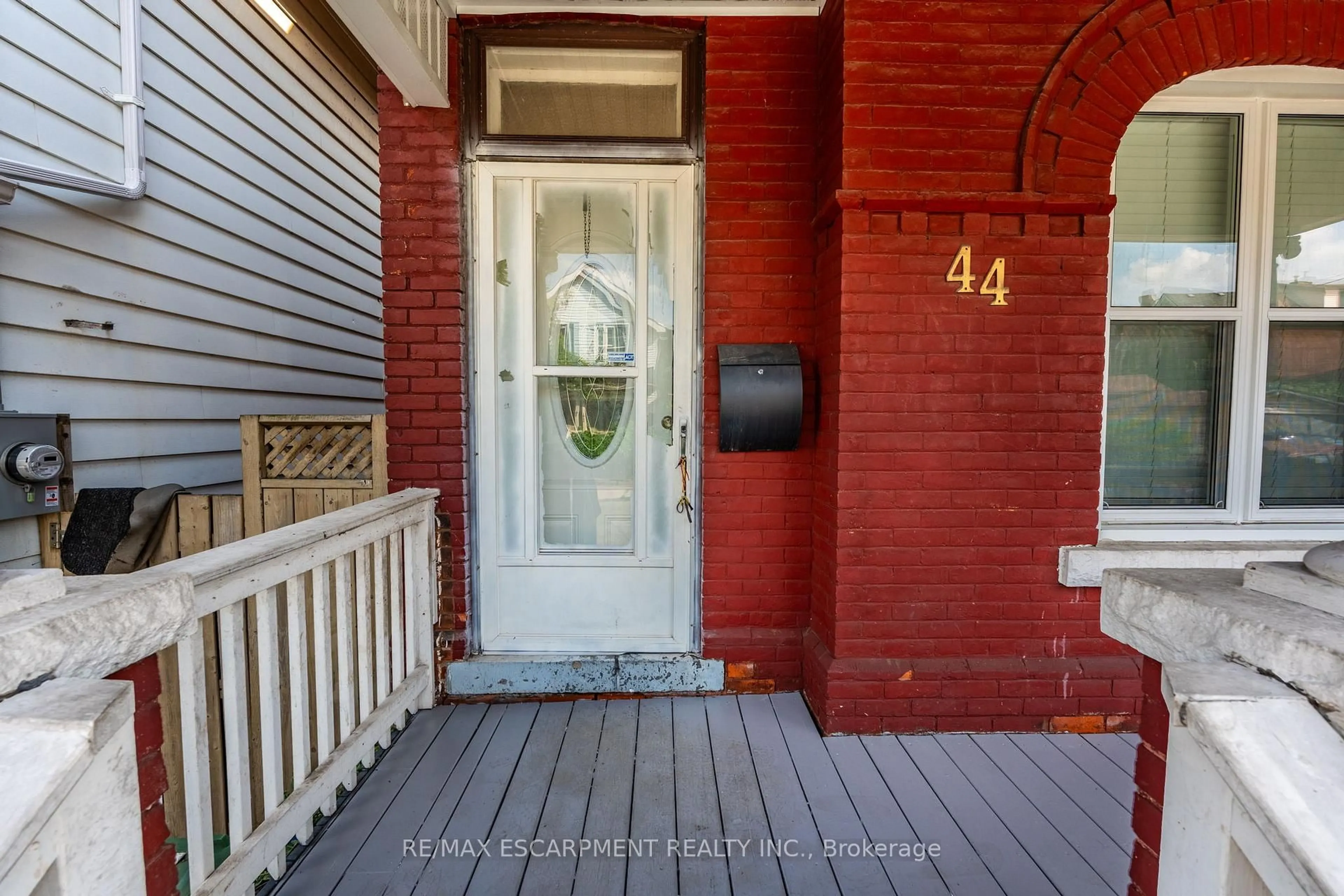 Indoor entryway for 44 Bristol St, Hamilton Ontario L8L 2V1