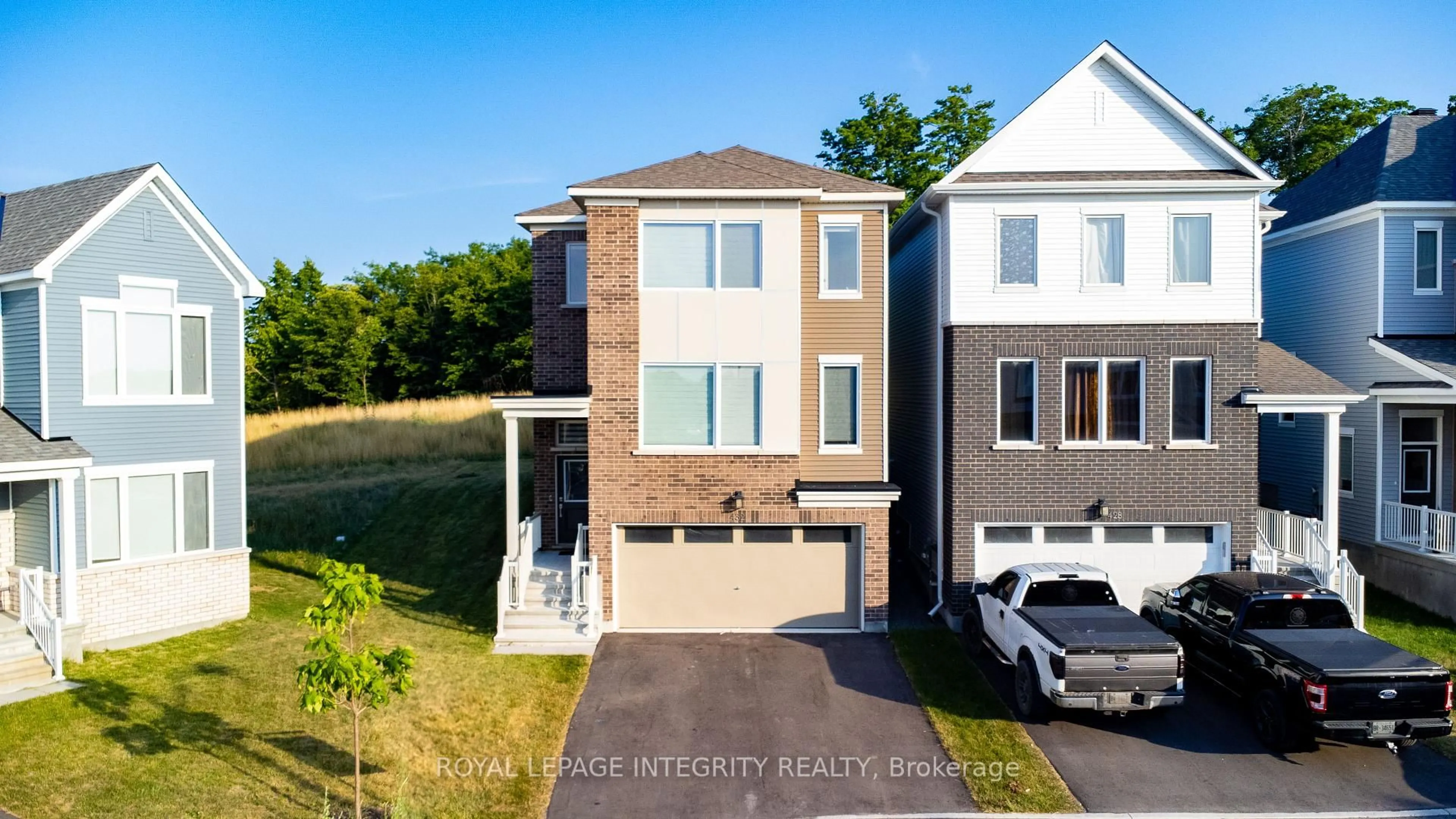 A pic from outside/outdoor area/front of a property/back of a property/a pic from drone, unknown for 432 Appalachian Circ, Ottawa Ontario K2J 6X4
