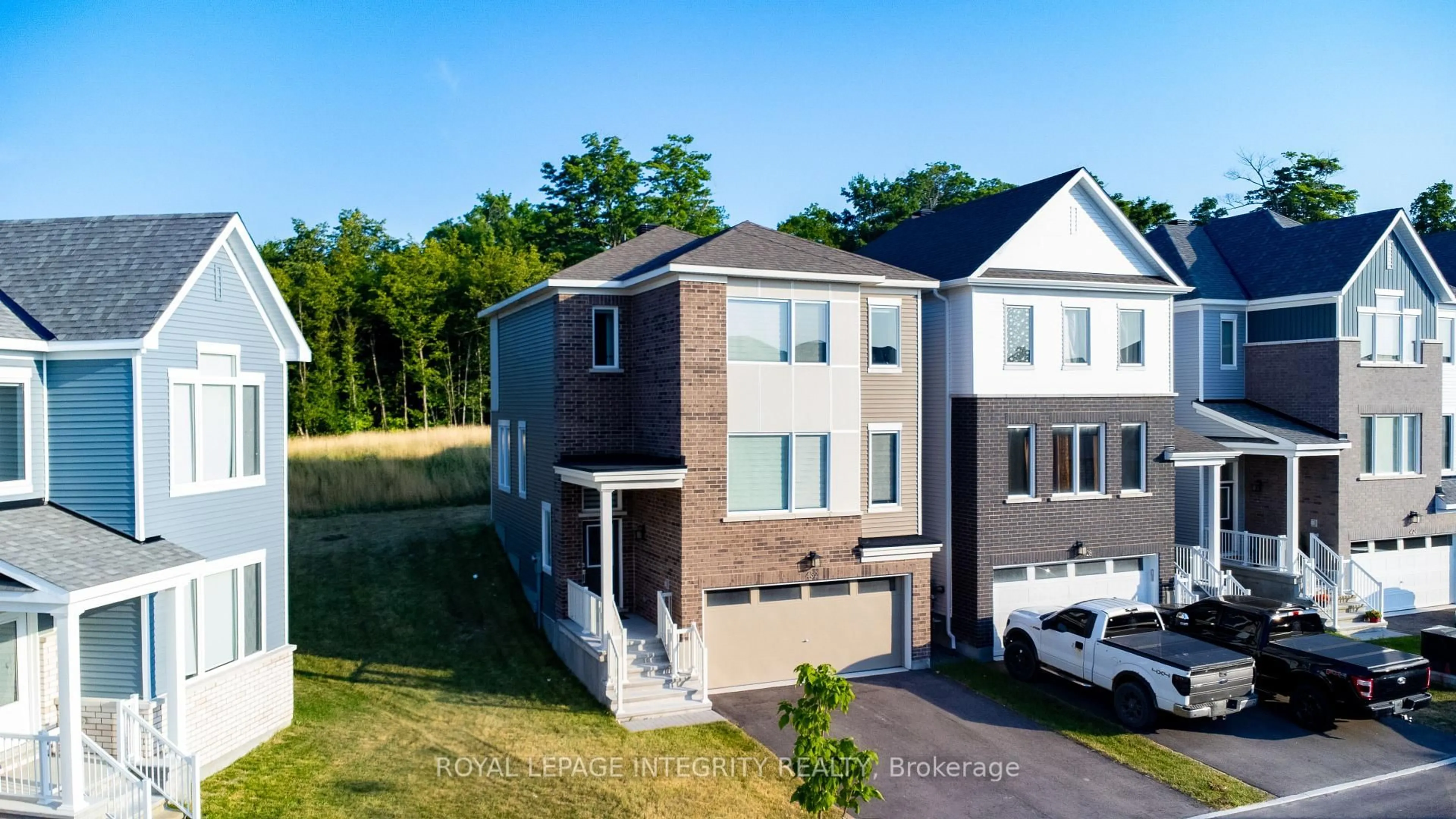 A pic from outside/outdoor area/front of a property/back of a property/a pic from drone, unknown for 432 Appalachian Circ, Ottawa Ontario K2J 6X4