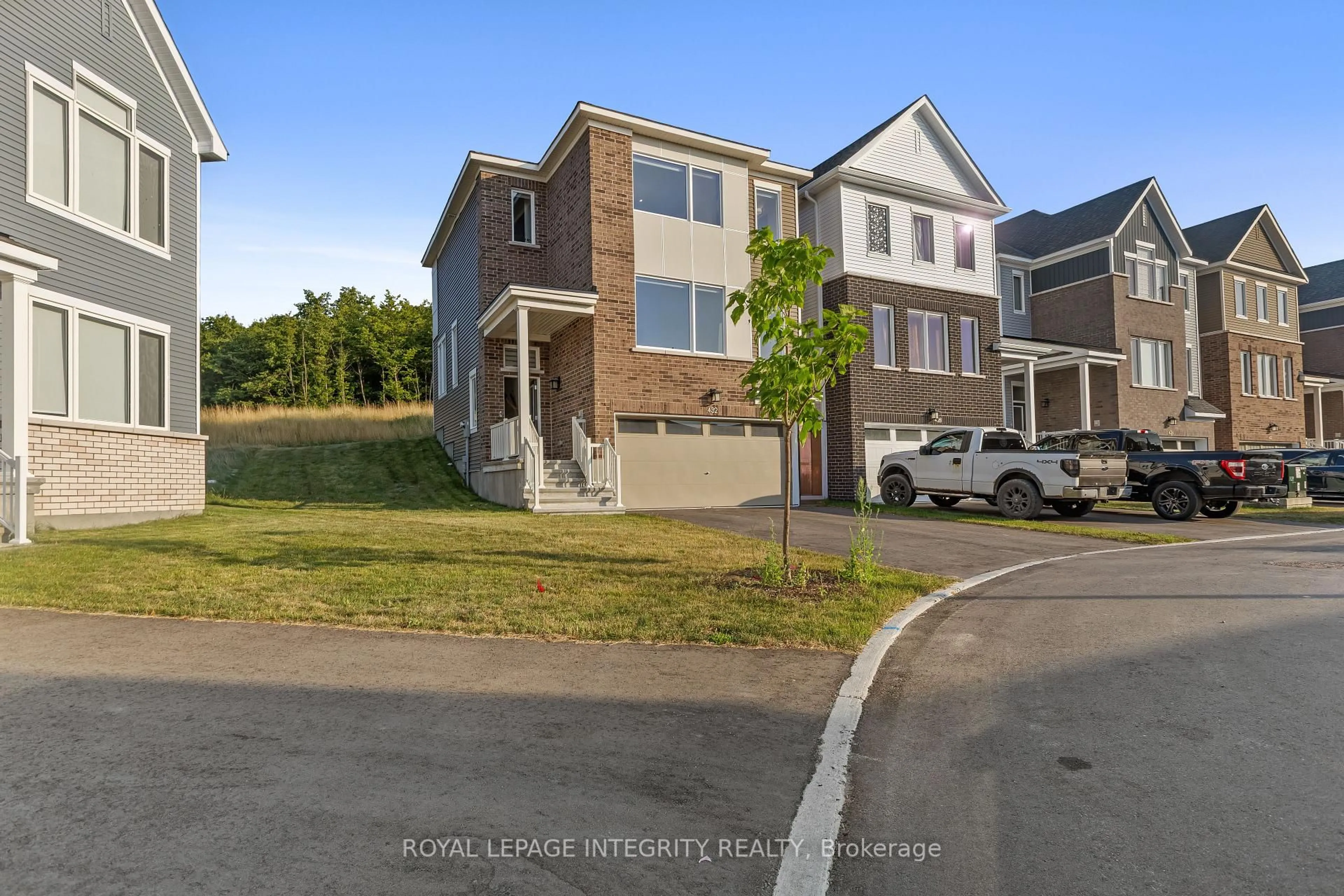 A pic from outside/outdoor area/front of a property/back of a property/a pic from drone, street for 432 Appalachian Circ, Ottawa Ontario K2J 6X4