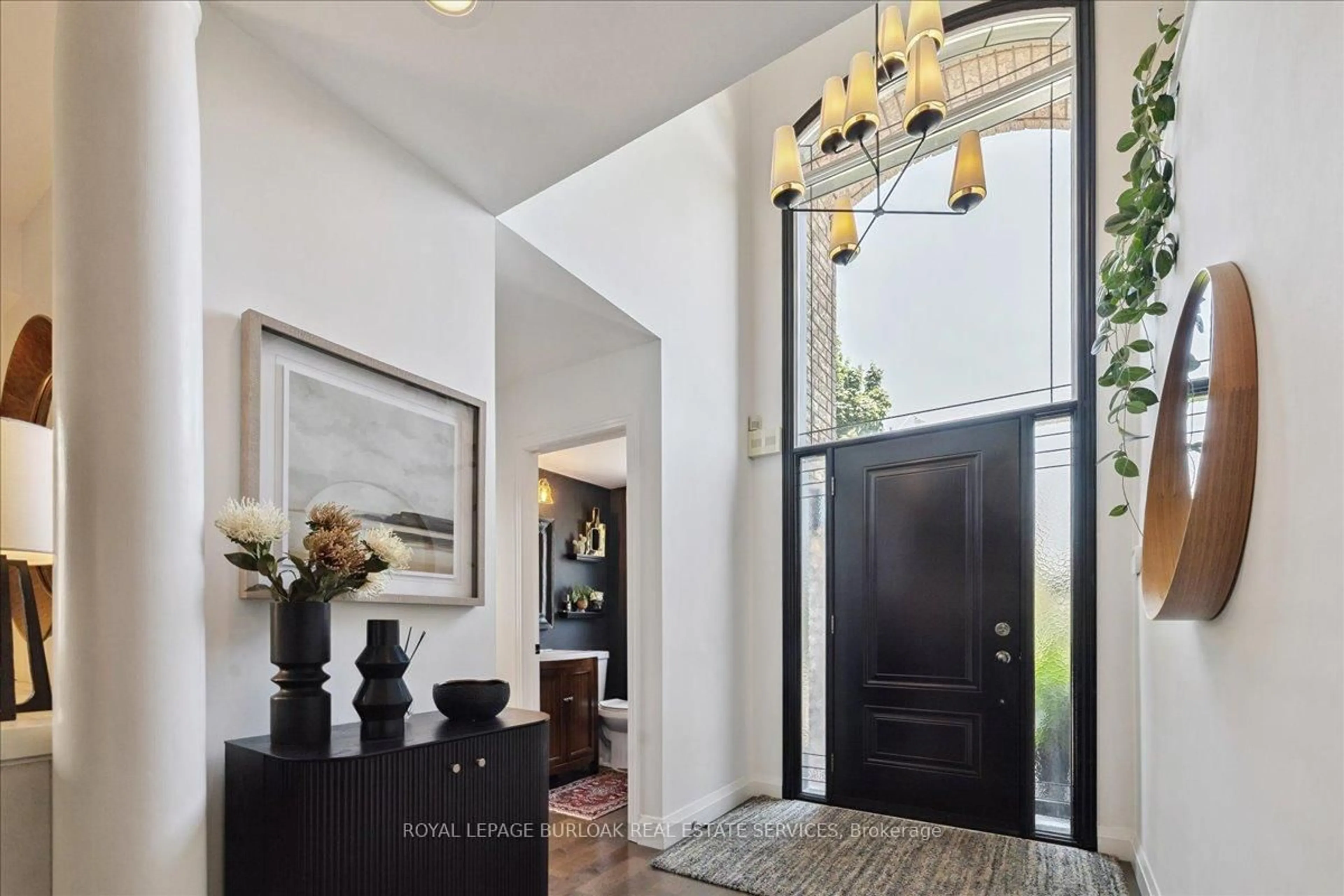 Indoor entryway for 61 Niska Dr, Hamilton Ontario L8B 0M4