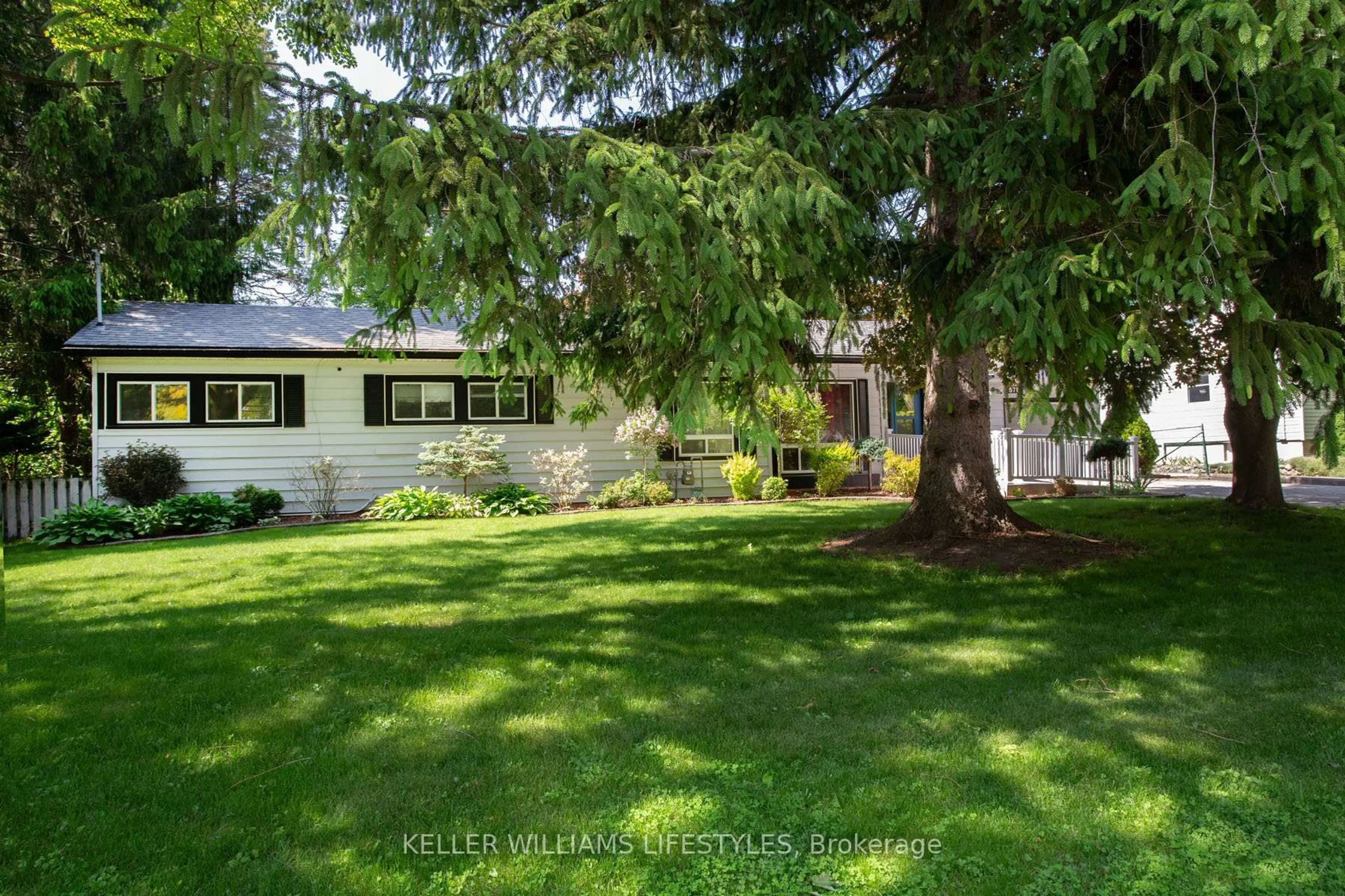 A pic from outside/outdoor area/front of a property/back of a property/a pic from drone, street for 578 Willowdale Ave, London North Ontario N5X 1J3