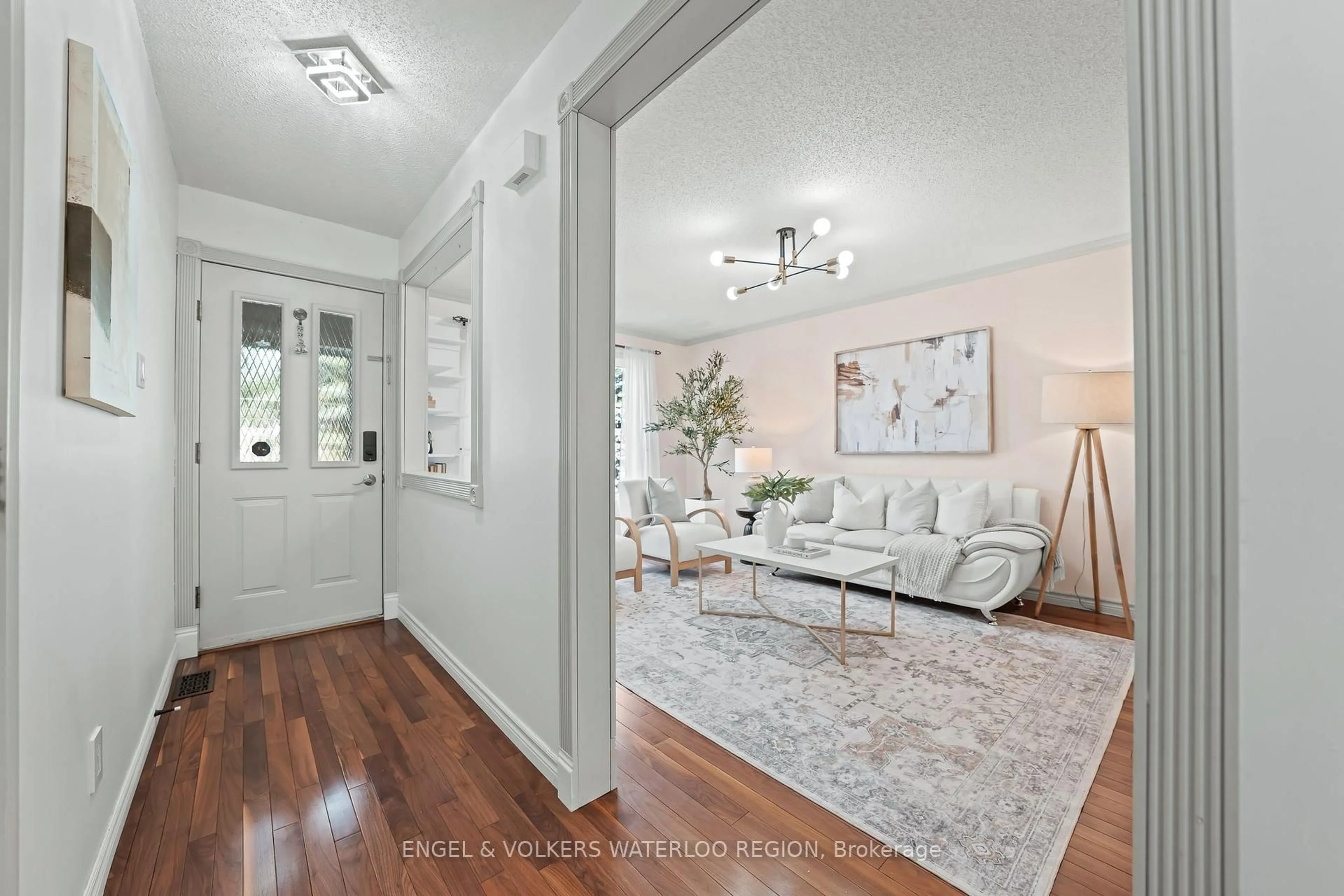 Indoor entryway for 323 Newbury Dr, Kitchener Ontario N2N 3A3
