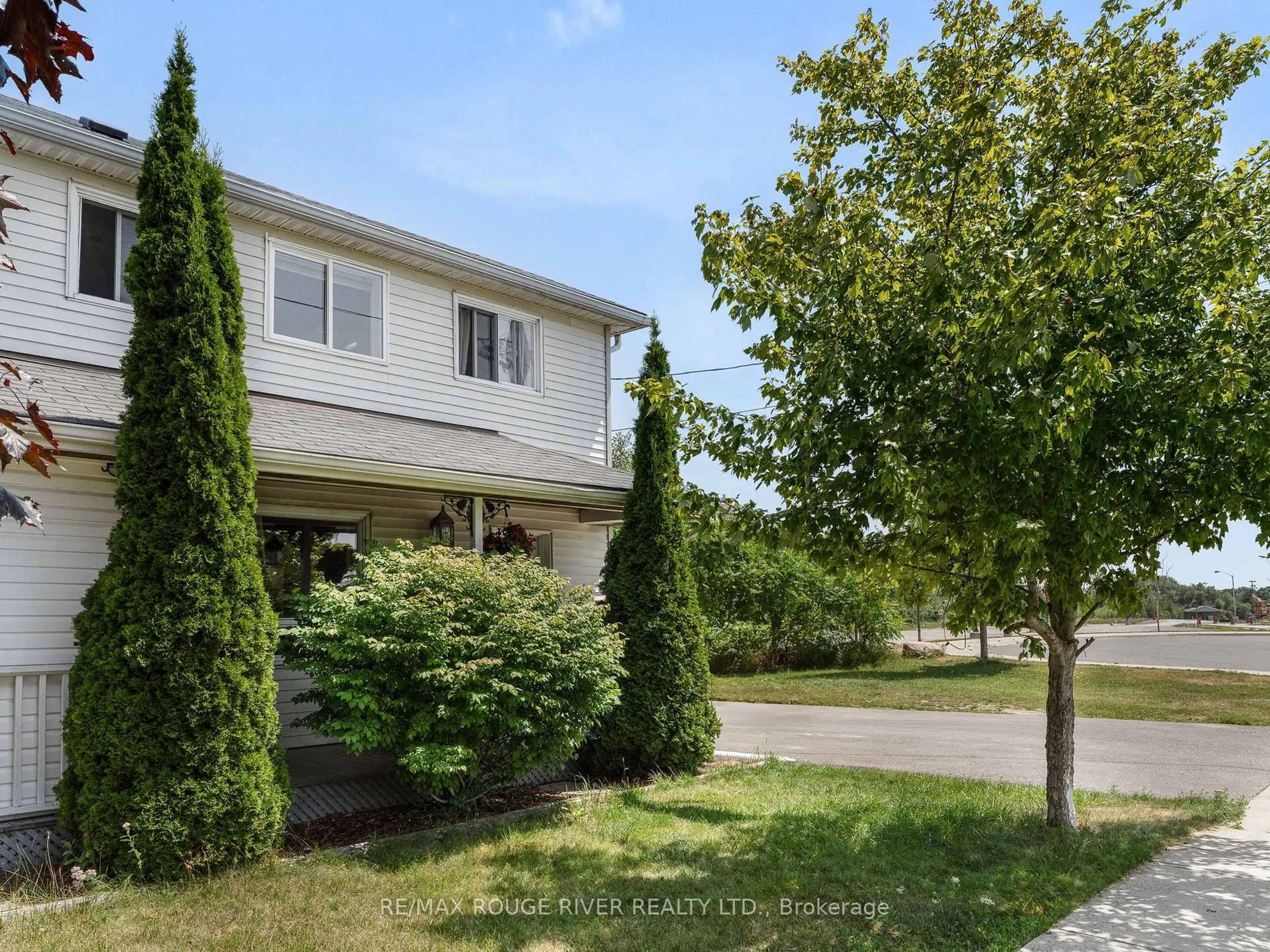 Home with vinyl exterior material, street for 414 Alexandria Dr, Cobourg Ontario K9A 5T1