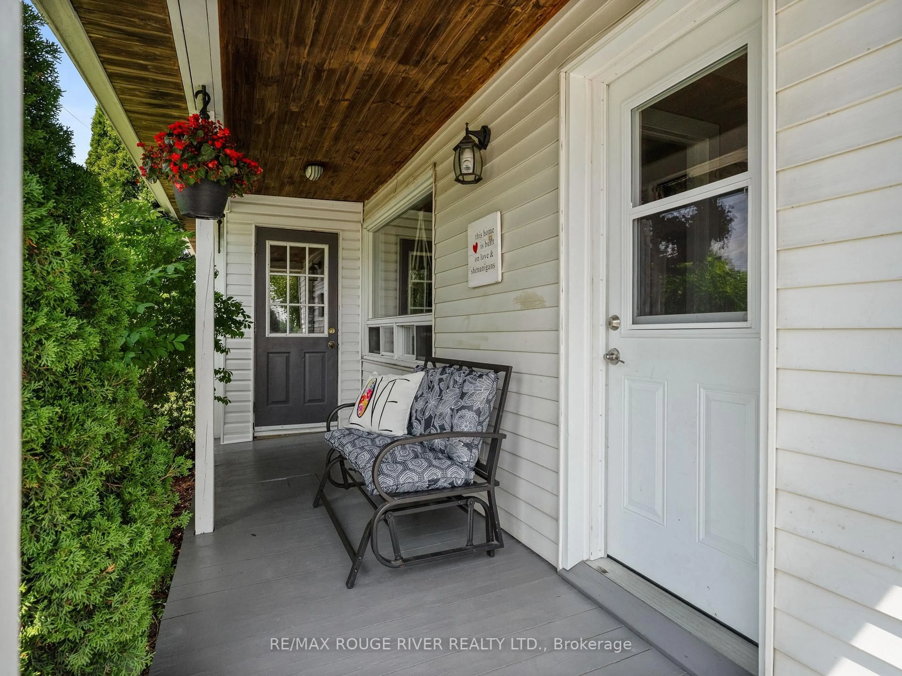 Indoor entryway for 414 Alexandria Dr, Cobourg Ontario K9A 5T1