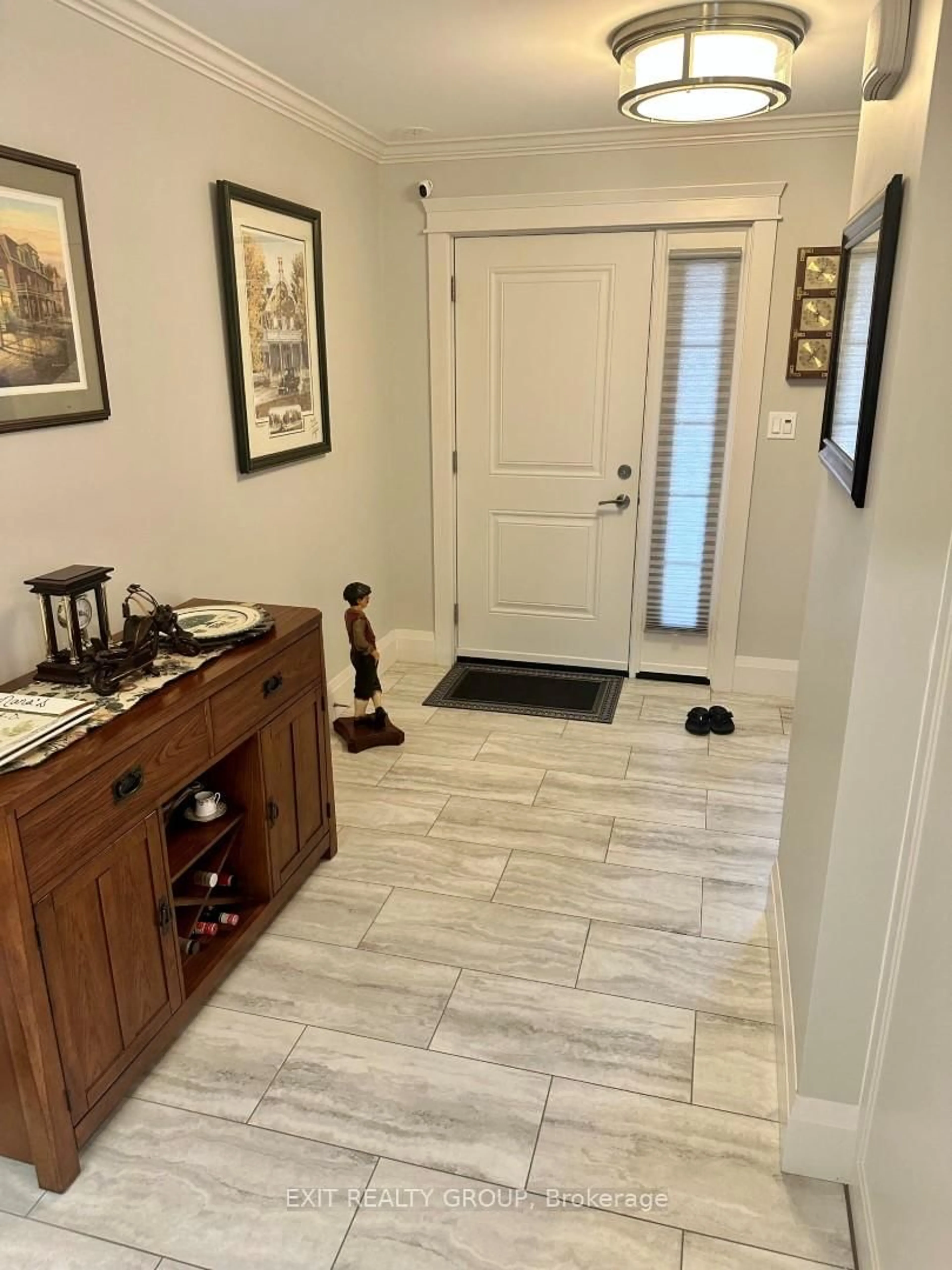 Indoor entryway for 136 Raglan St, Brighton Ontario K0K 1H0