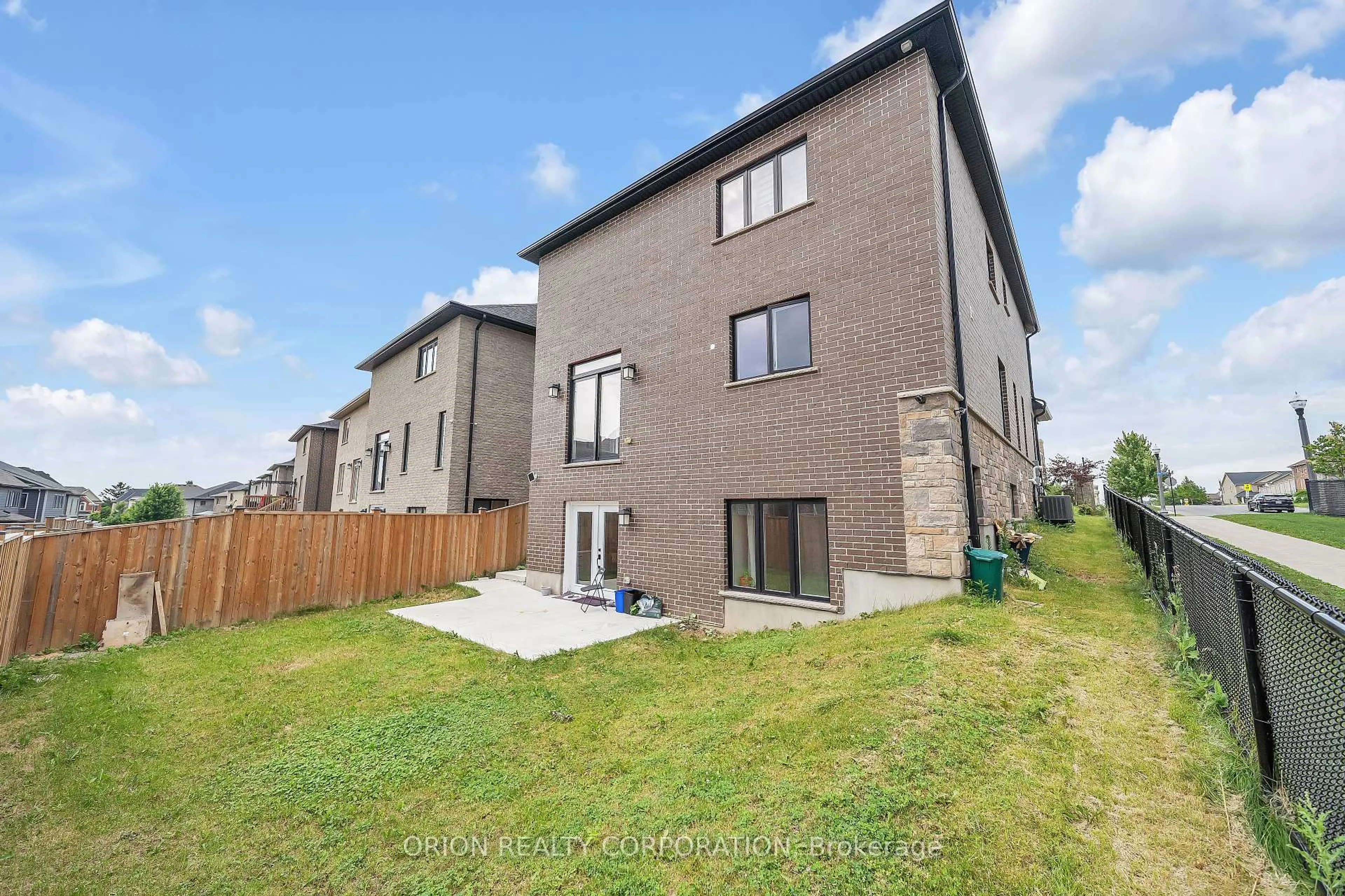 A pic from outside/outdoor area/front of a property/back of a property/a pic from drone, building for 187 Forest Creek Dr, Kitchener Ontario N2R 0M6