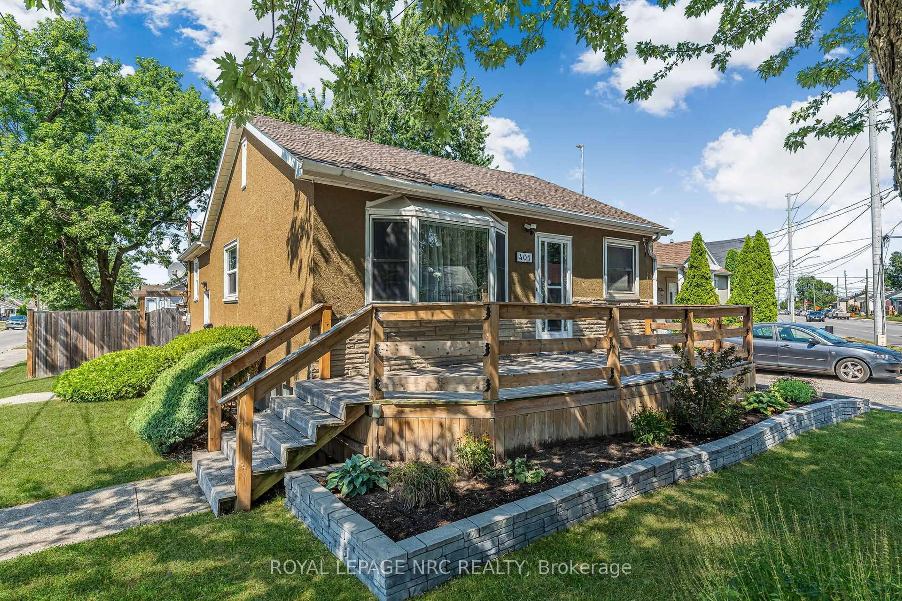 Home with vinyl exterior material, unknown for 401 Welland Ave, St. Catharines Ontario L2M 5T9